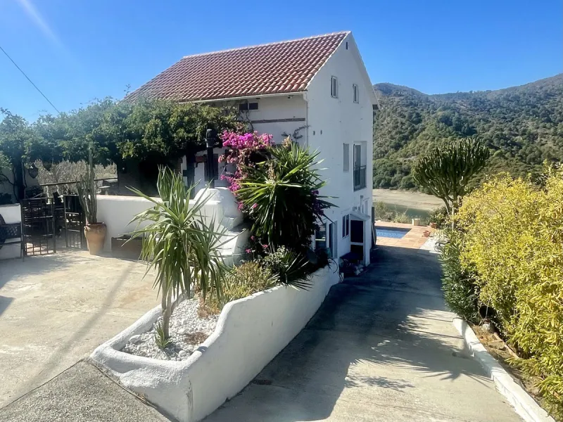 Unique Lakefront Retreat in Istan – Direct Access to the Lake & Panoramic Views
