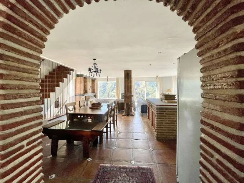 Unique Lakefront Retreat in Istan – Direct Access to the Lake & Panoramic Views