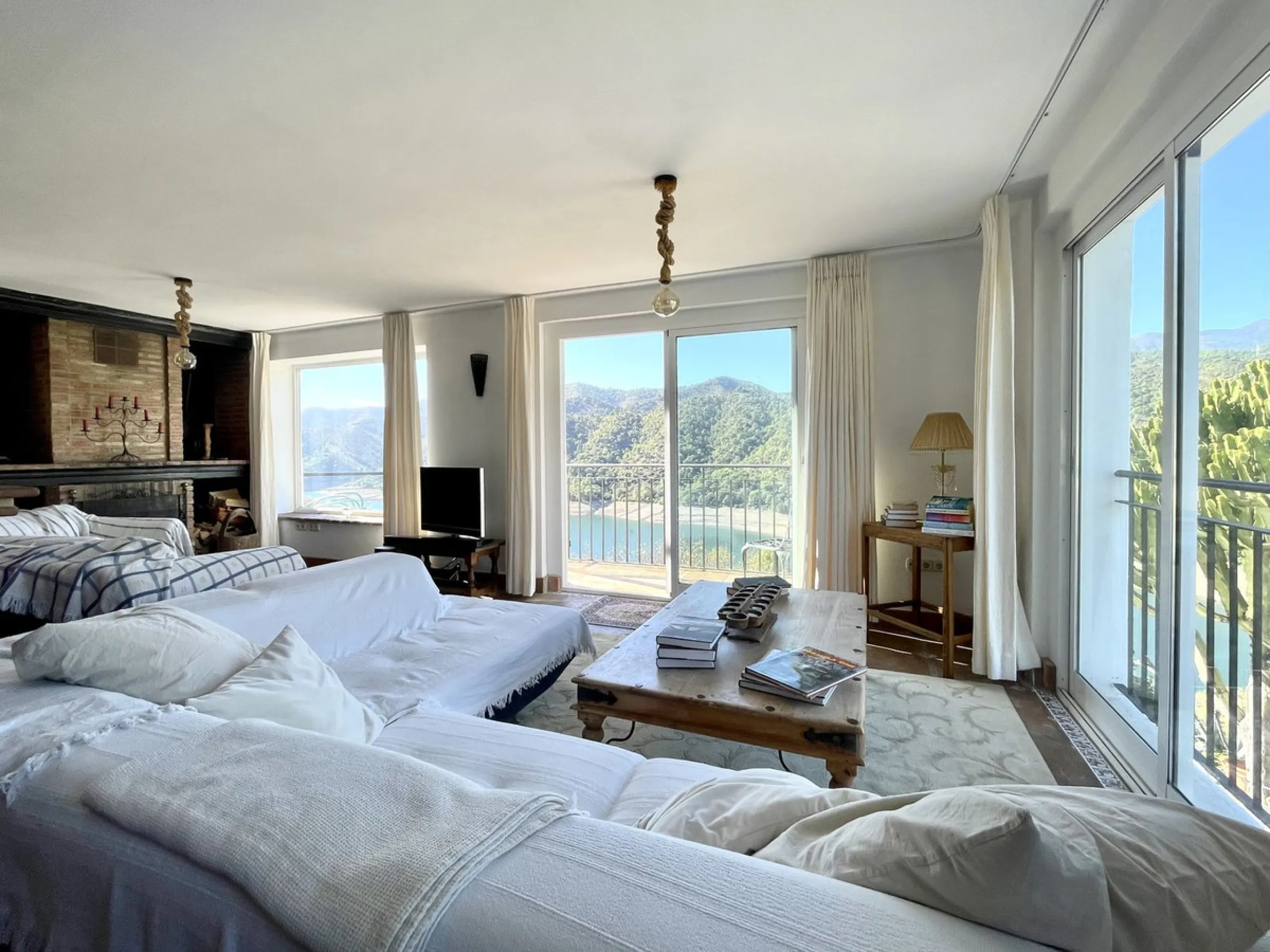 Unique Lakefront Retreat in Istan – Direct Access to the Lake & Panoramic Views