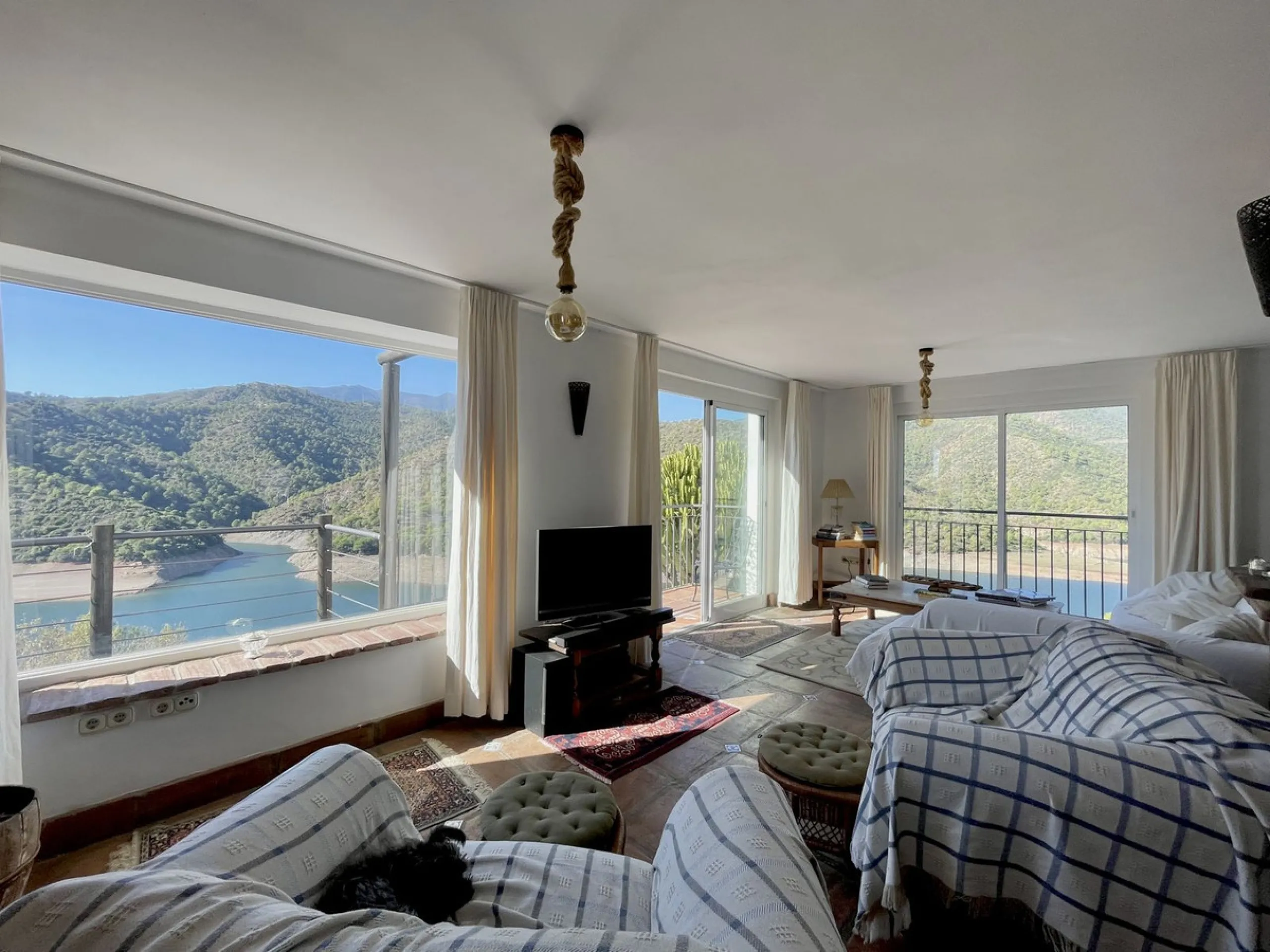 Unique Lakefront Retreat in Istan – Direct Access to the Lake & Panoramic Views