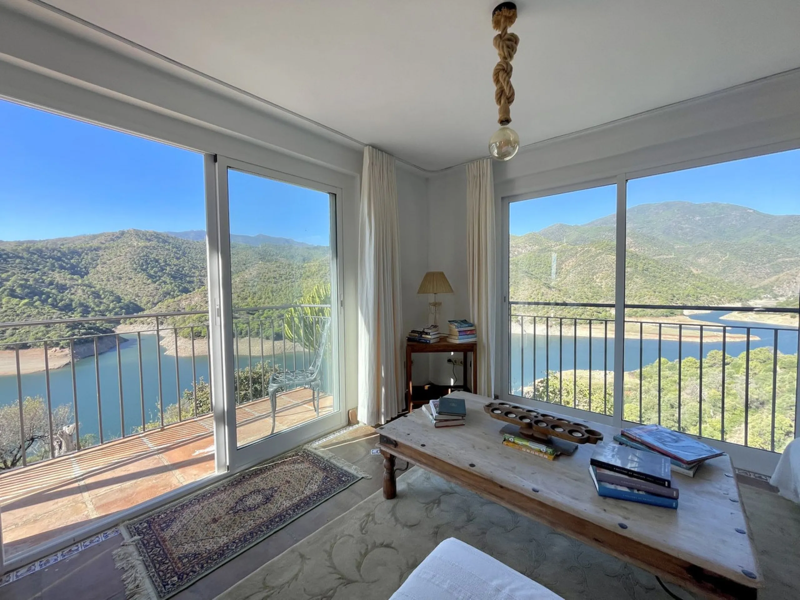 Unique Lakefront Retreat in Istan – Direct Access to the Lake & Panoramic Views