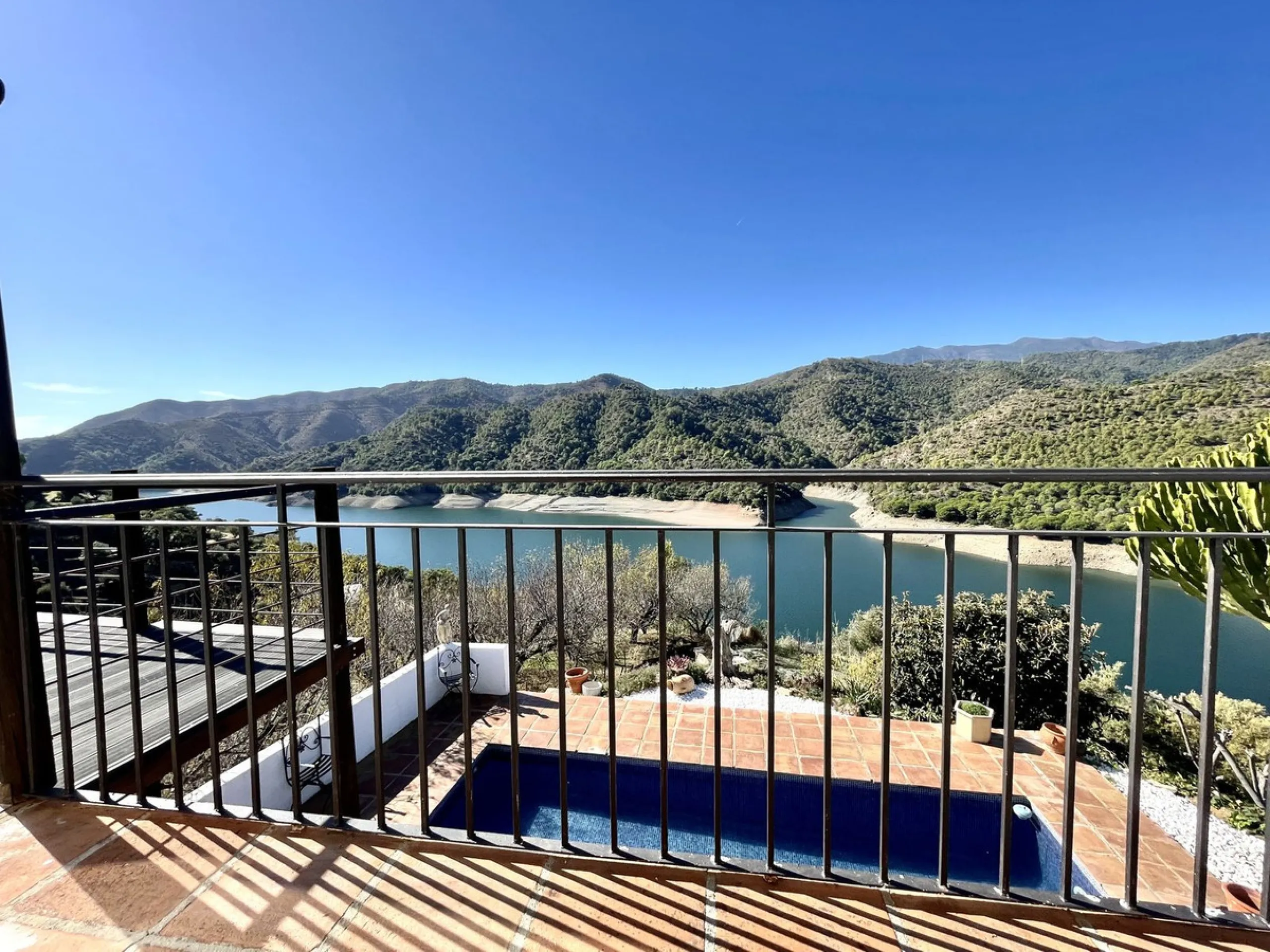 Unique Lakefront Retreat in Istan – Direct Access to the Lake & Panoramic Views