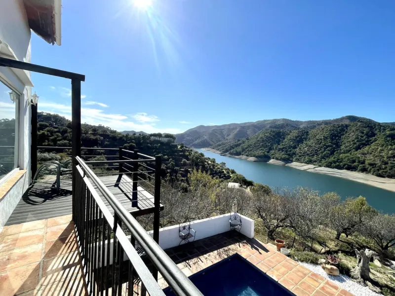 Unique Lakefront Retreat in Istan – Direct Access to the Lake & Panoramic Views