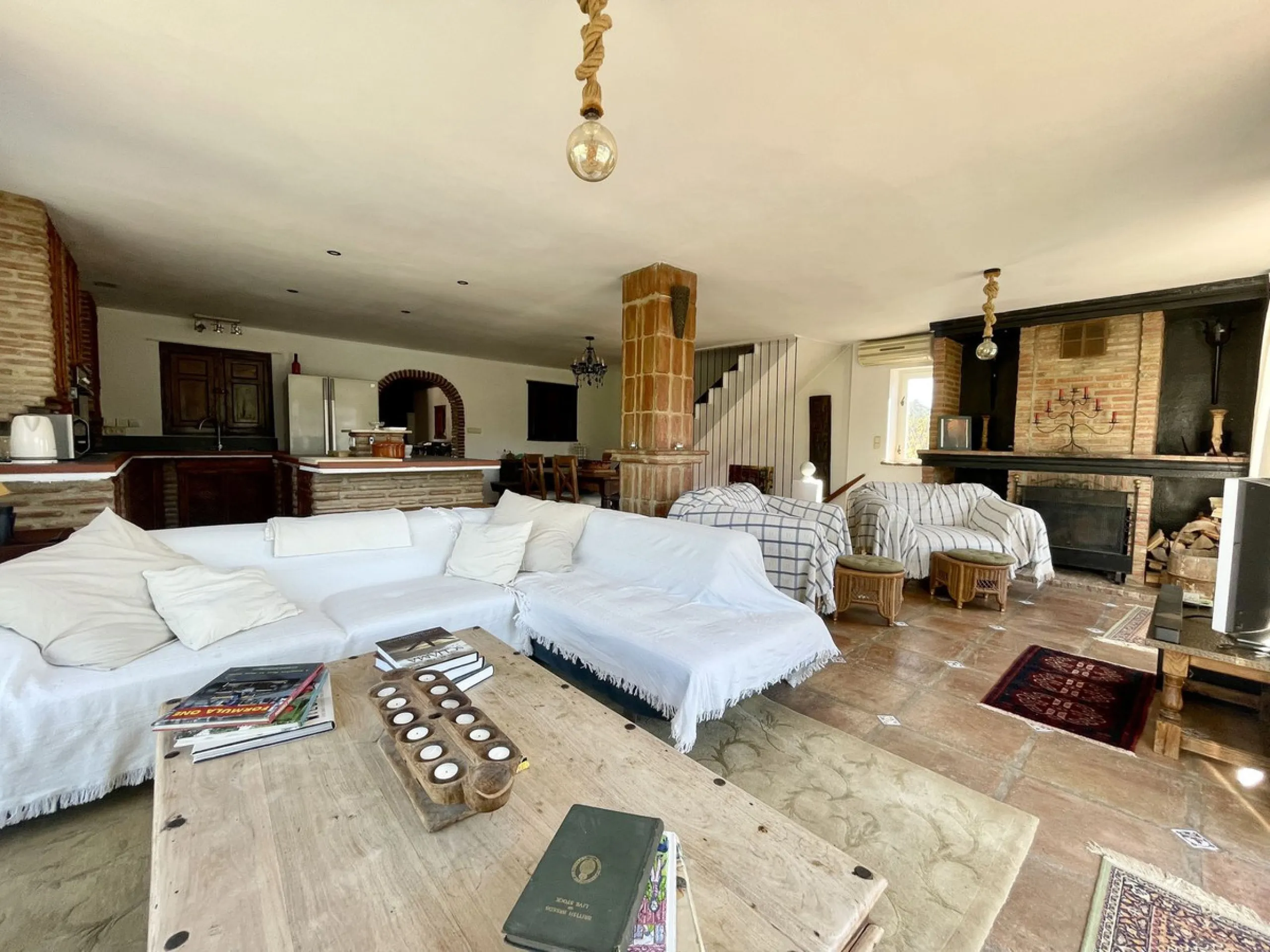 Unique Lakefront Retreat in Istan – Direct Access to the Lake & Panoramic Views