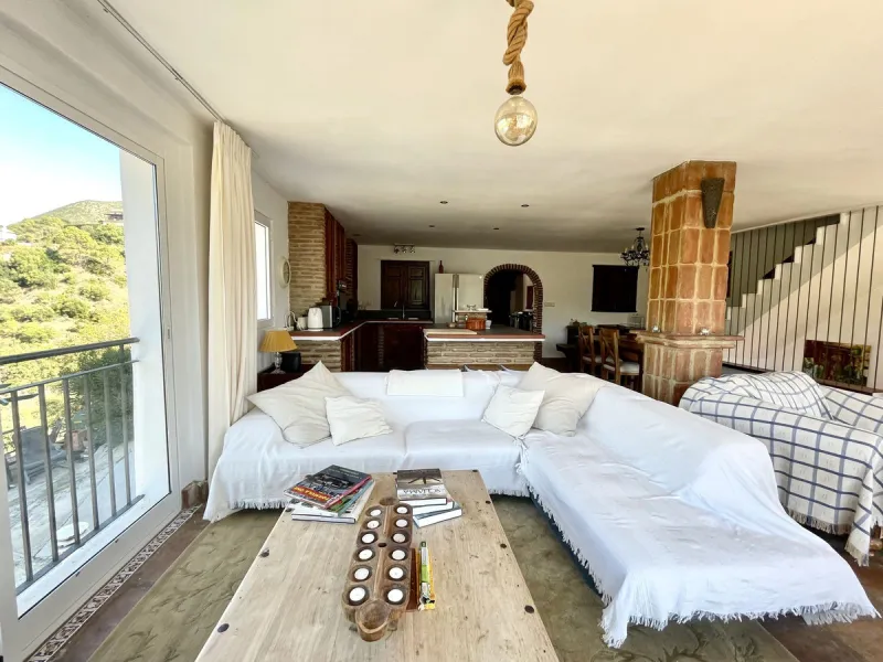 Unique Lakefront Retreat in Istan – Direct Access to the Lake & Panoramic Views