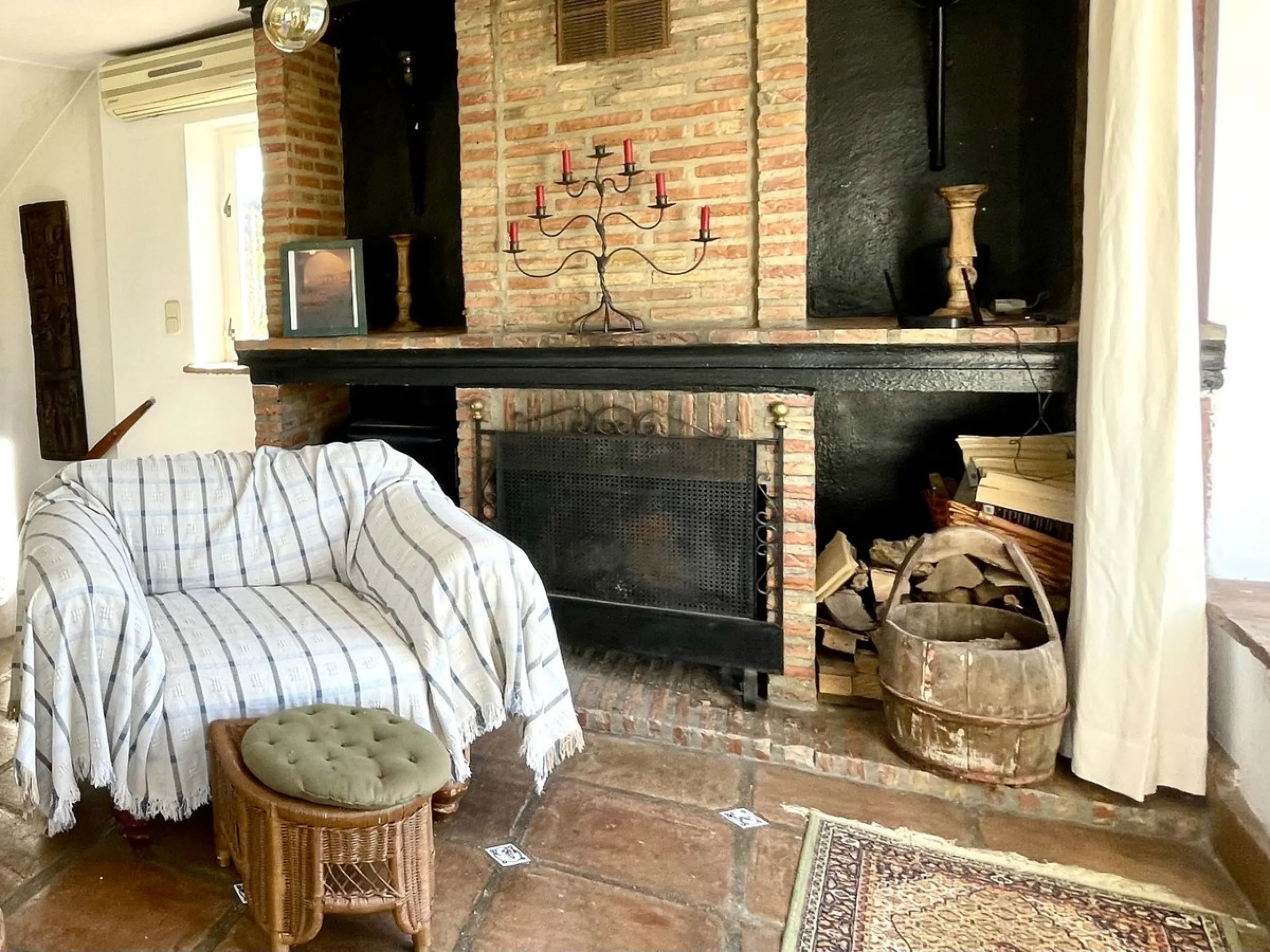Unique Lakefront Retreat in Istan – Direct Access to the Lake & Panoramic Views