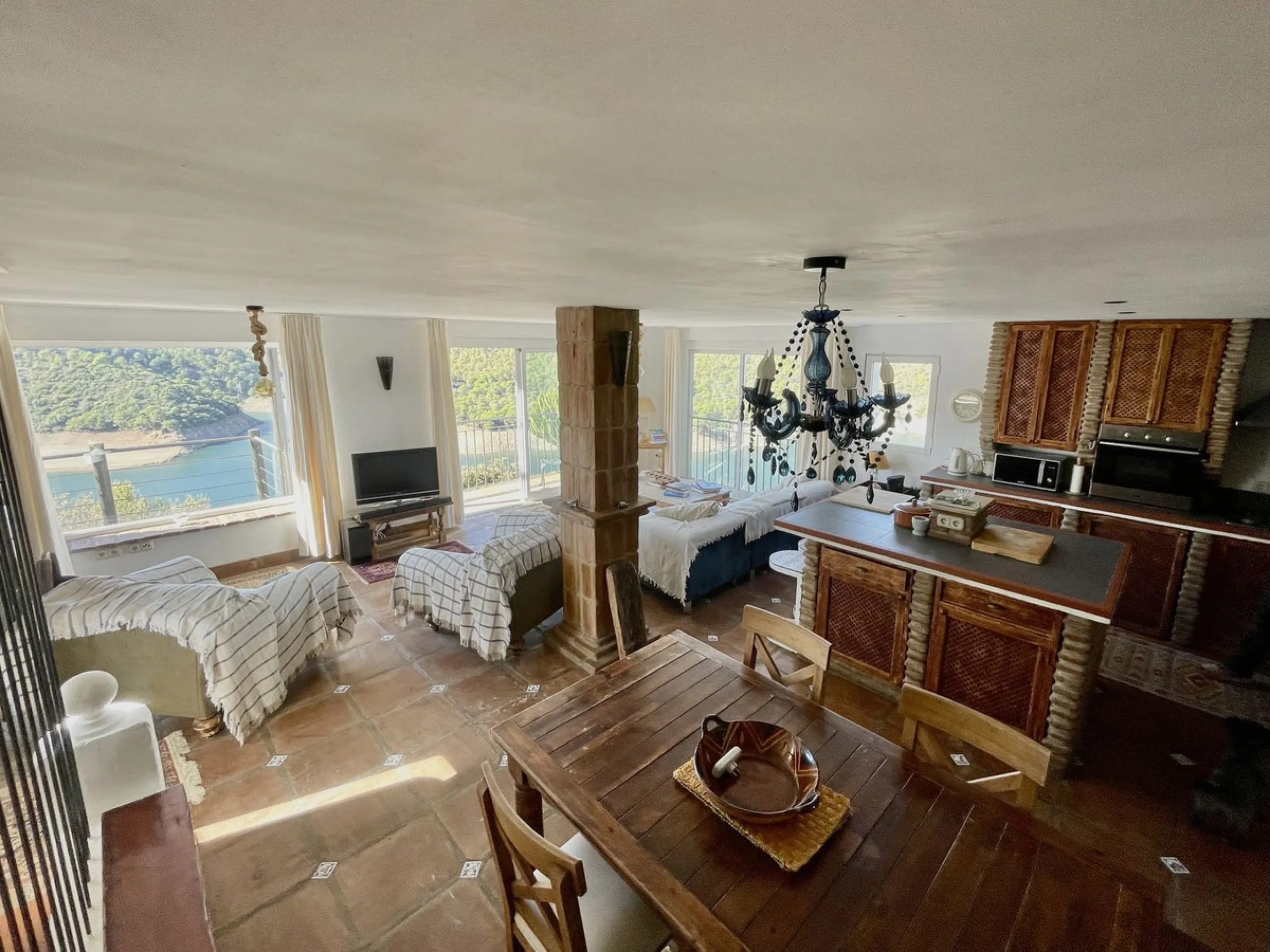 Unique Lakefront Retreat in Istan – Direct Access to the Lake & Panoramic Views