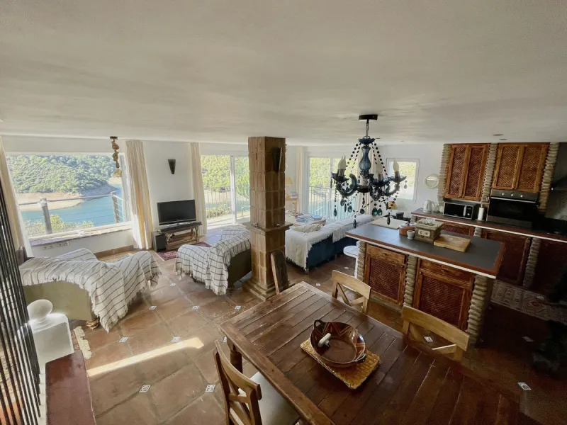 Unique Lakefront Retreat in Istan – Direct Access to the Lake & Panoramic Views