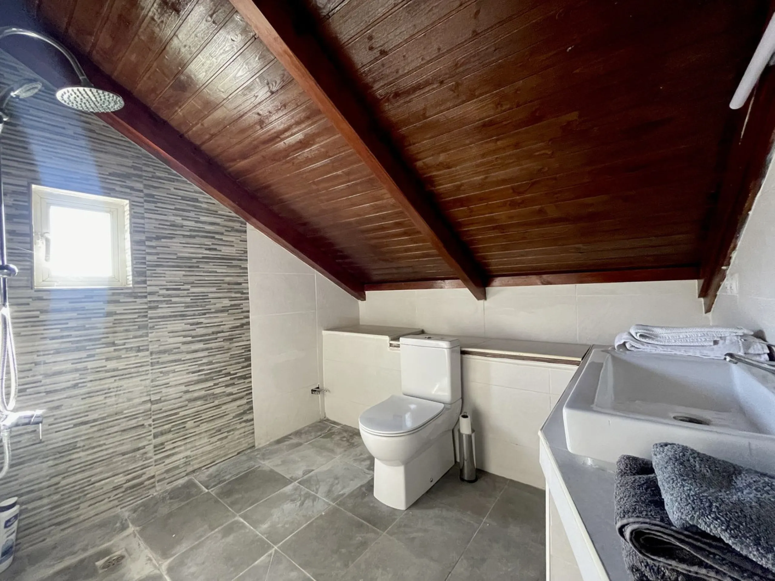 Unique Lakefront Retreat in Istan – Direct Access to the Lake & Panoramic Views