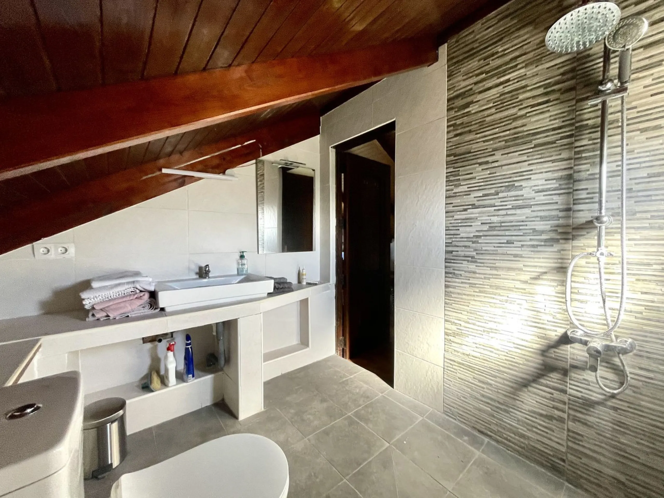 Unique Lakefront Retreat in Istan – Direct Access to the Lake & Panoramic Views