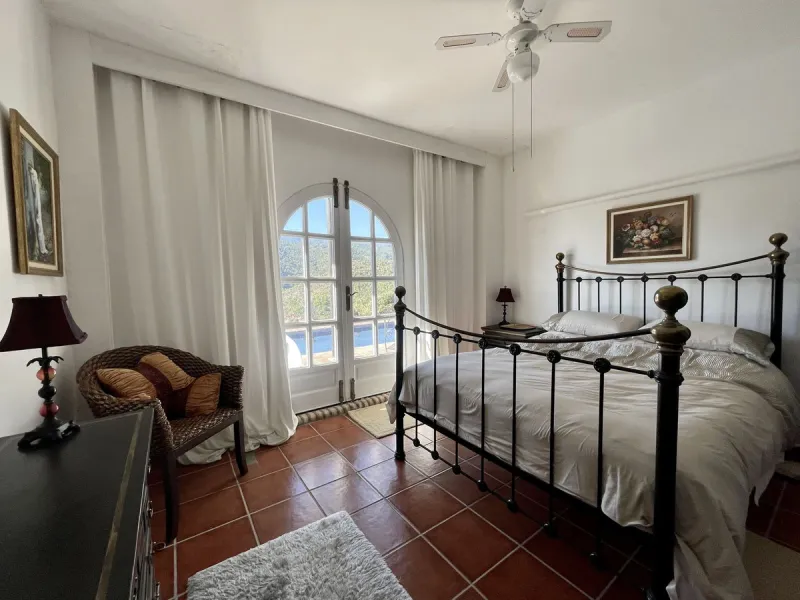 Unique Lakefront Retreat in Istan – Direct Access to the Lake & Panoramic Views