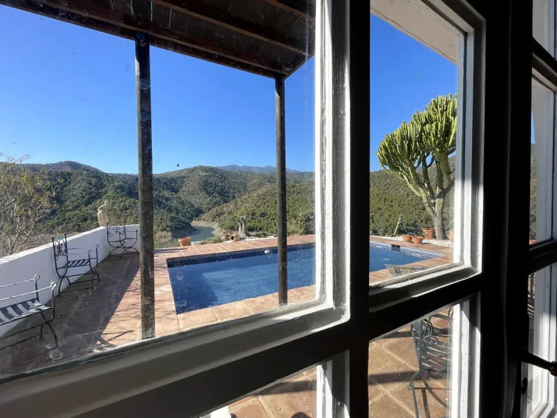 Unique Lakefront Retreat in Istan – Direct Access to the Lake & Panoramic Views