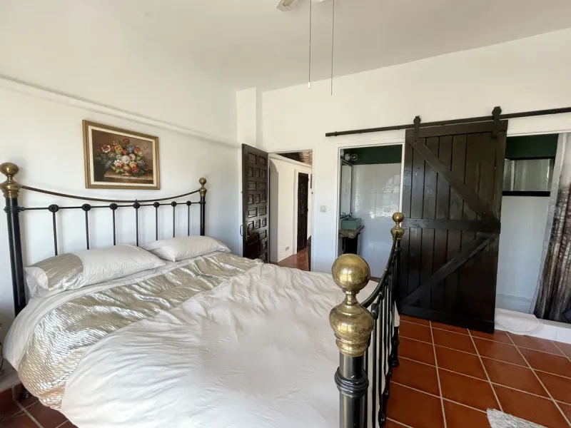 Unique Lakefront Retreat in Istan – Direct Access to the Lake & Panoramic Views