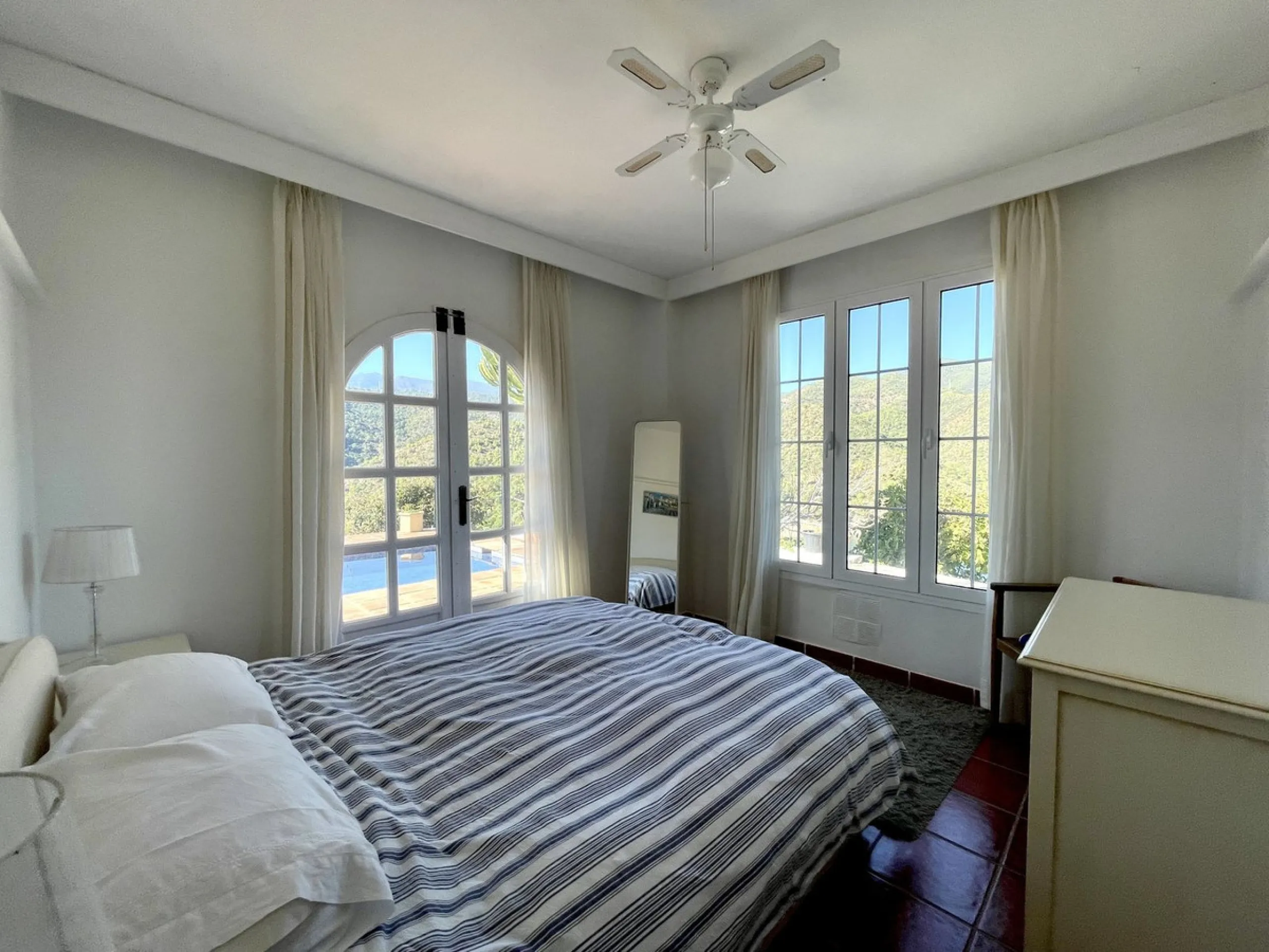 Unique Lakefront Retreat in Istan – Direct Access to the Lake & Panoramic Views