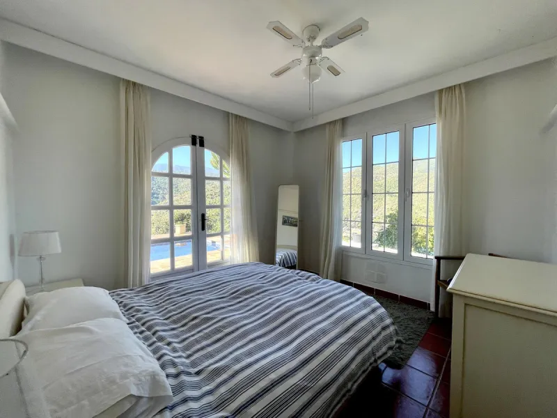 Unique Lakefront Retreat in Istan – Direct Access to the Lake & Panoramic Views
