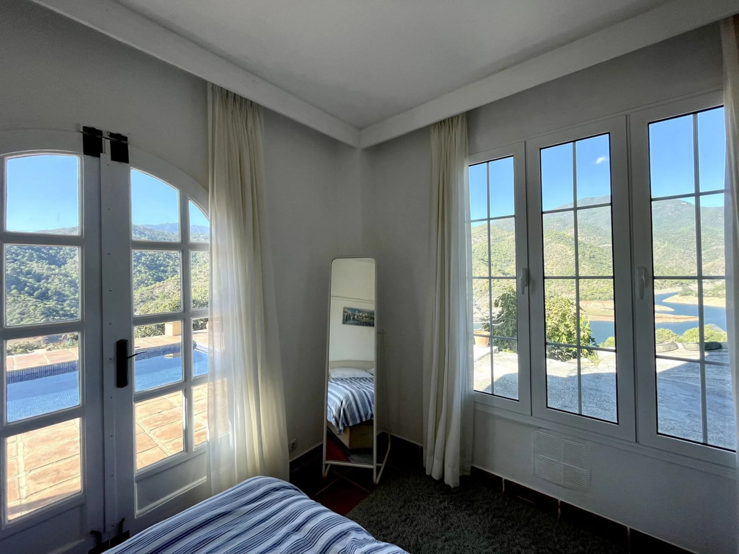 Unique Lakefront Retreat in Istan – Direct Access to the Lake & Panoramic Views