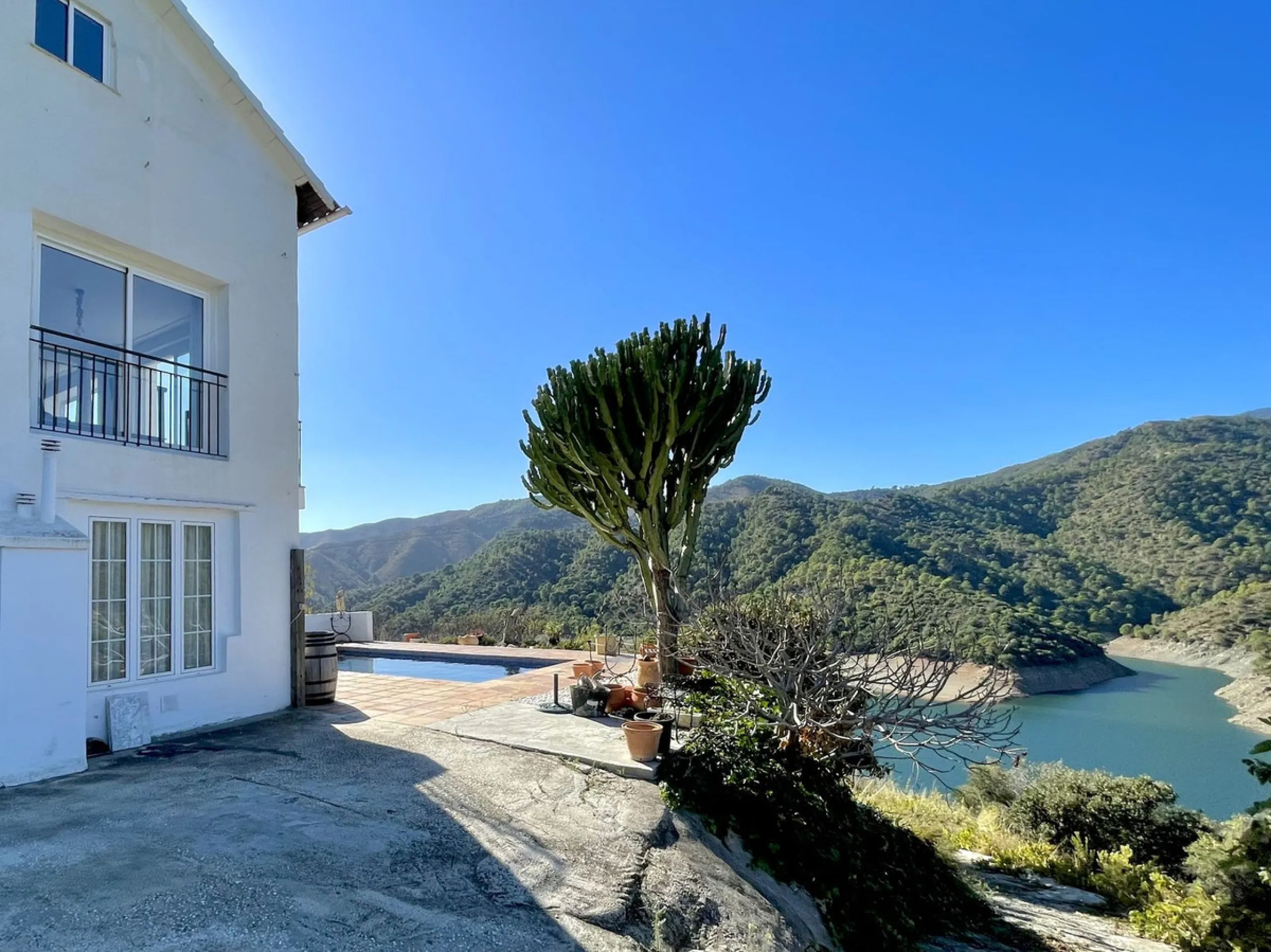 Unique Lakefront Retreat in Istan – Direct Access to the Lake & Panoramic Views