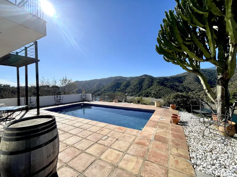 Unique Lakefront Retreat in Istan – Direct Access to the Lake & Panoramic Views