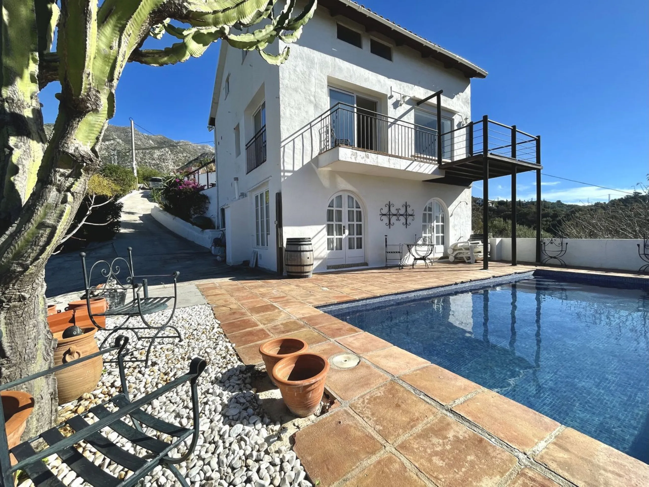 Unique Lakefront Retreat in Istan – Direct Access to the Lake & Panoramic Views