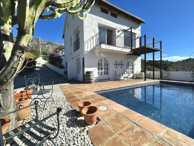 Unique Lakefront Retreat in Istan – Direct Access to the Lake & Panoramic Views