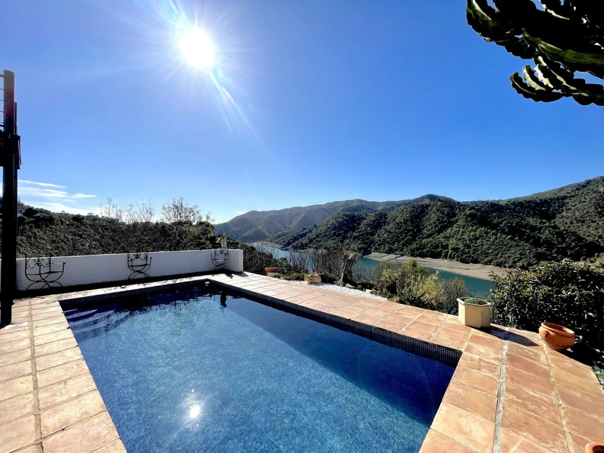 Unique Lakefront Retreat in Istan – Direct Access to the Lake & Panoramic Views