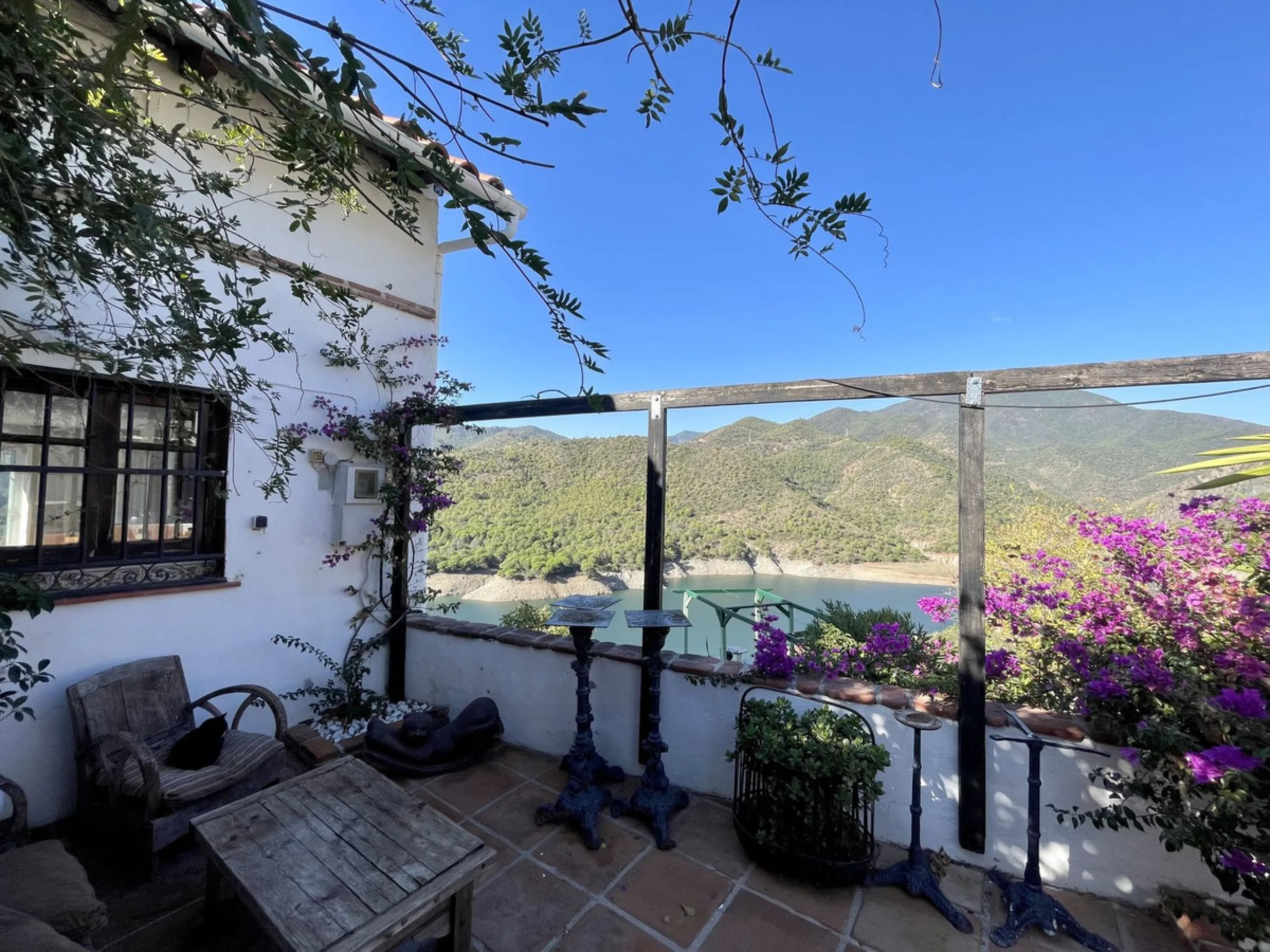 Unique Lakefront Retreat in Istan – Direct Access to the Lake & Panoramic Views