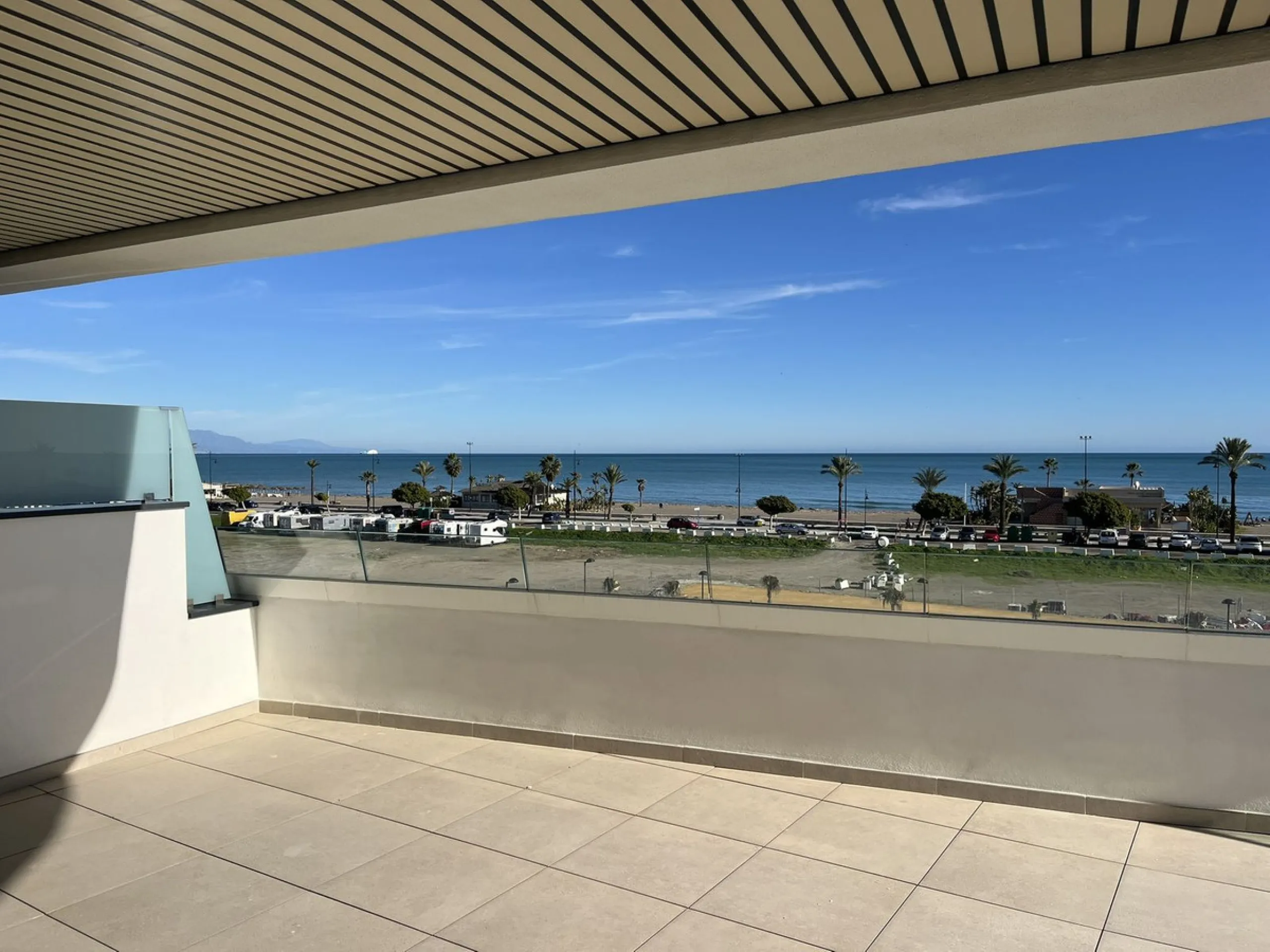 Living by the sea becomes a reality in this beautiful 3-bedroom apartment for sale facing the beach in Torremolinos (La Cizaña/Los Álamos). A unique enclave where daily life unfolds to the sound of the waves.