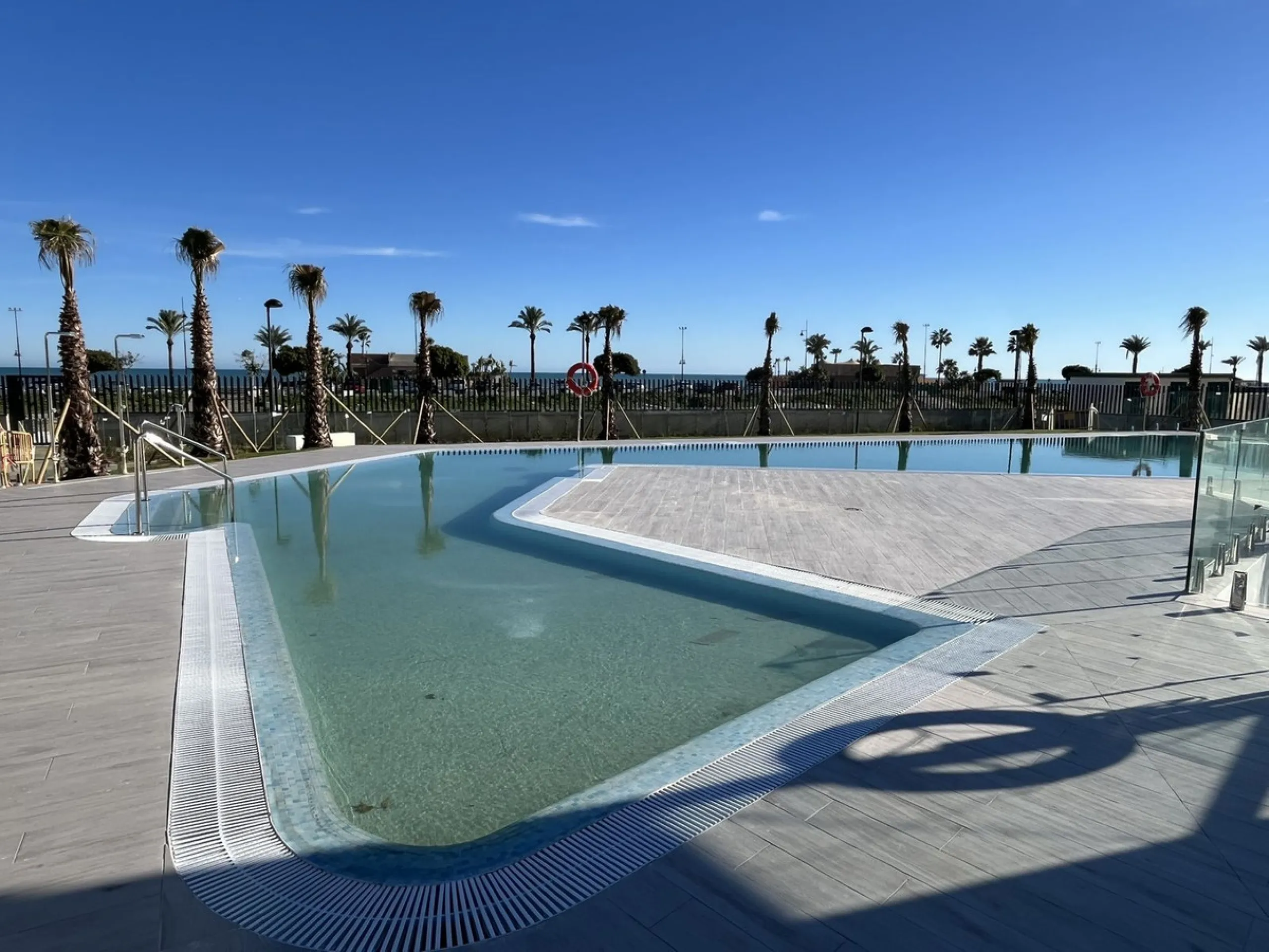 Living by the sea becomes a reality in this beautiful 3-bedroom apartment for sale facing the beach in Torremolinos (La Cizaña/Los Álamos). A unique enclave where daily life unfolds to the sound of the waves.