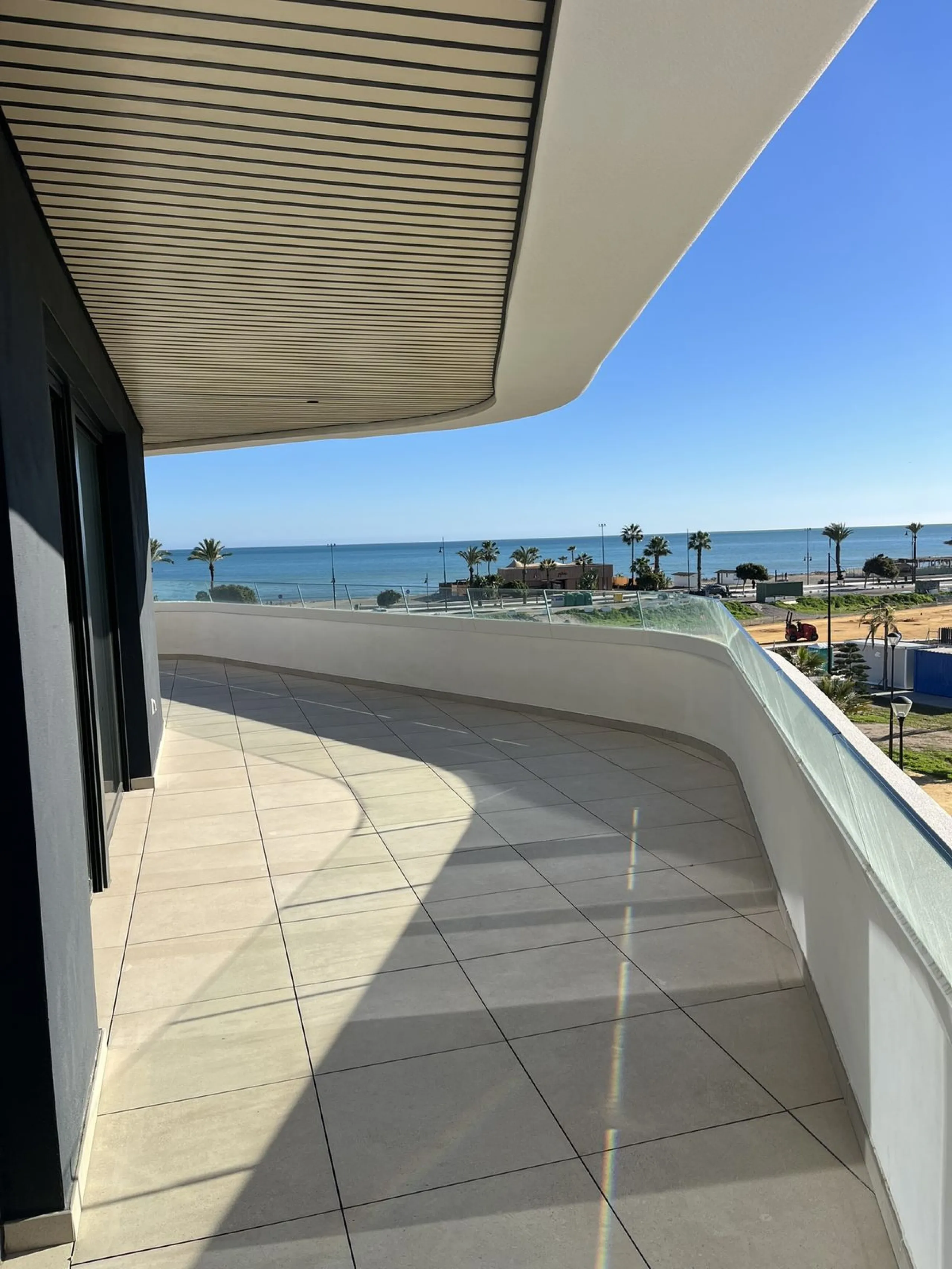 Living by the sea becomes a reality in this beautiful 3-bedroom apartment for sale facing the beach in Torremolinos (La Cizaña/Los Álamos). A unique enclave where daily life unfolds to the sound of the waves.