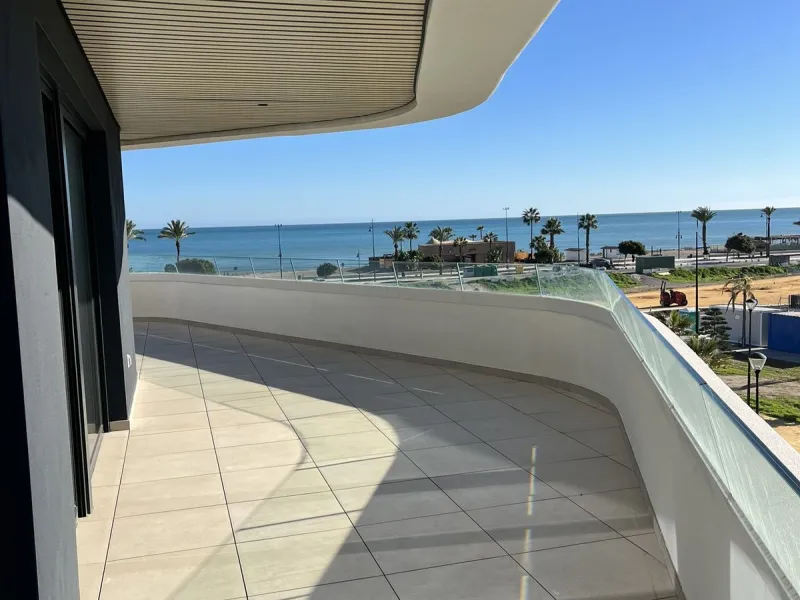 Living by the sea becomes a reality in this beautiful 3-bedroom apartment for sale facing the beach in Torremolinos (La Cizaña/Los Álamos). A unique enclave where daily life unfolds to the sound of the waves.