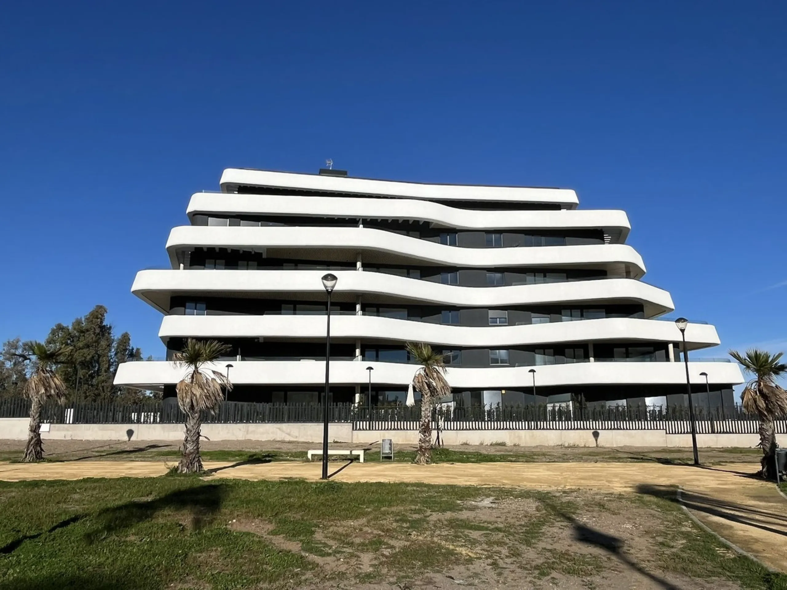 Living by the sea becomes a reality in this beautiful 3-bedroom apartment for sale facing the beach in Torremolinos (La Cizaña/Los Álamos). A unique enclave where daily life unfolds to the sound of the waves.