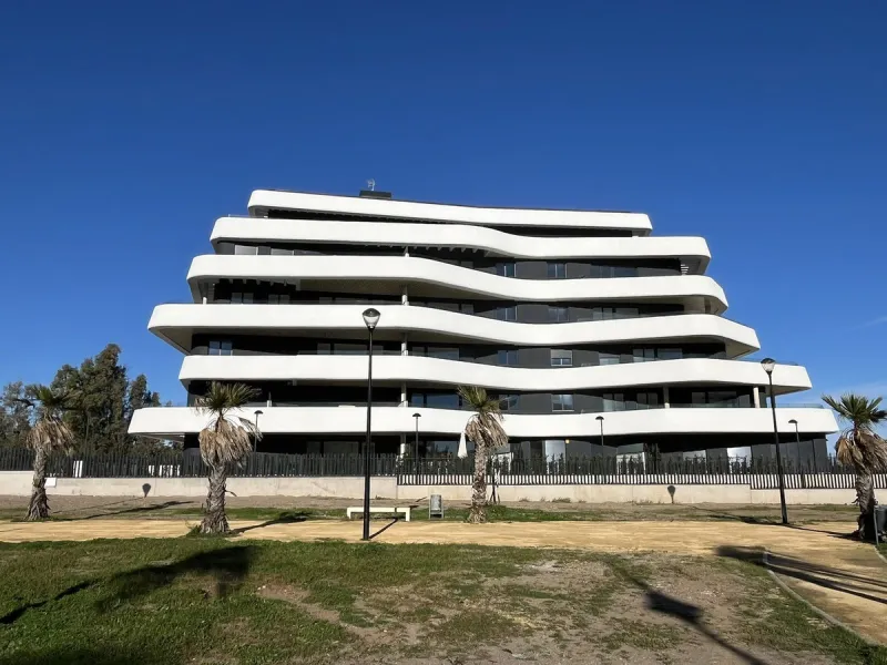 Living by the sea becomes a reality in this beautiful 3-bedroom apartment for sale facing the beach in Torremolinos (La Cizaña/Los Álamos). A unique enclave where daily life unfolds to the sound of the waves.