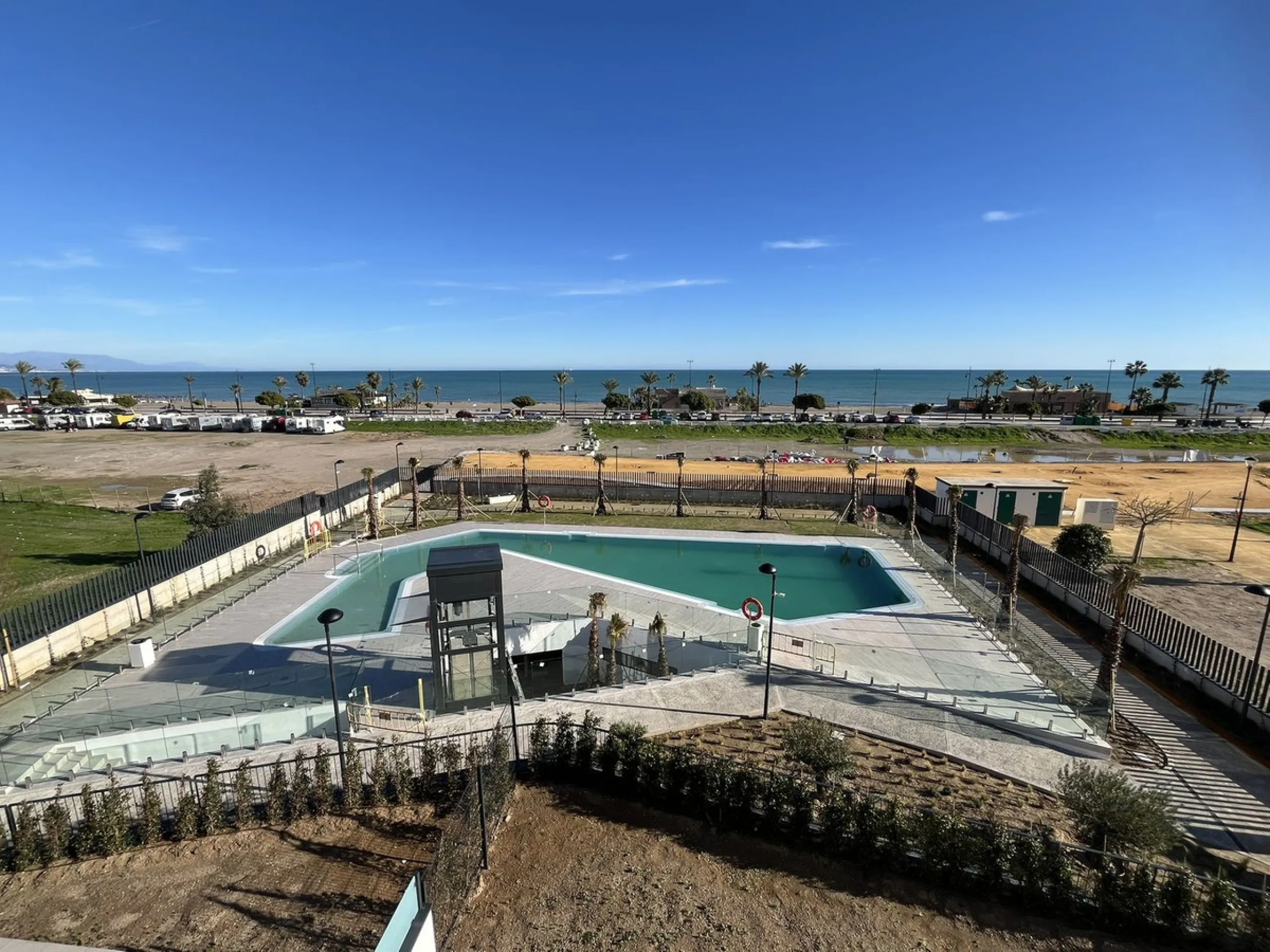 Living by the sea becomes a reality in this beautiful 3-bedroom apartment for sale facing the beach in Torremolinos (La Cizaña/Los Álamos). A unique enclave where daily life unfolds to the sound of the waves.