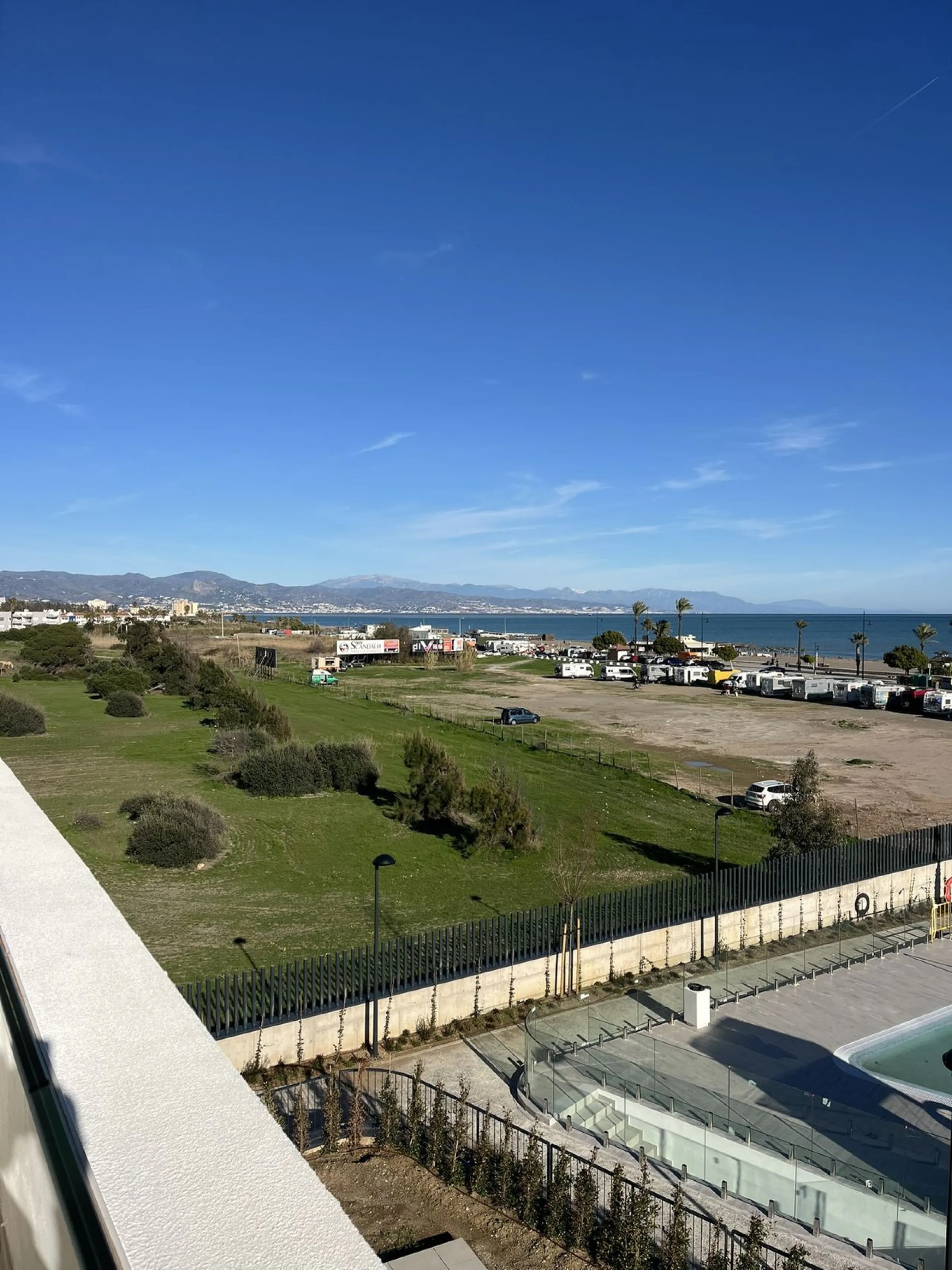 Living by the sea becomes a reality in this beautiful 3-bedroom apartment for sale facing the beach in Torremolinos (La Cizaña/Los Álamos). A unique enclave where daily life unfolds to the sound of the waves.