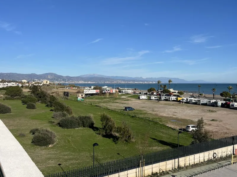 Living by the sea becomes a reality in this beautiful 3-bedroom apartment for sale facing the beach in Torremolinos (La Cizaña/Los Álamos). A unique enclave where daily life unfolds to the sound of the waves.