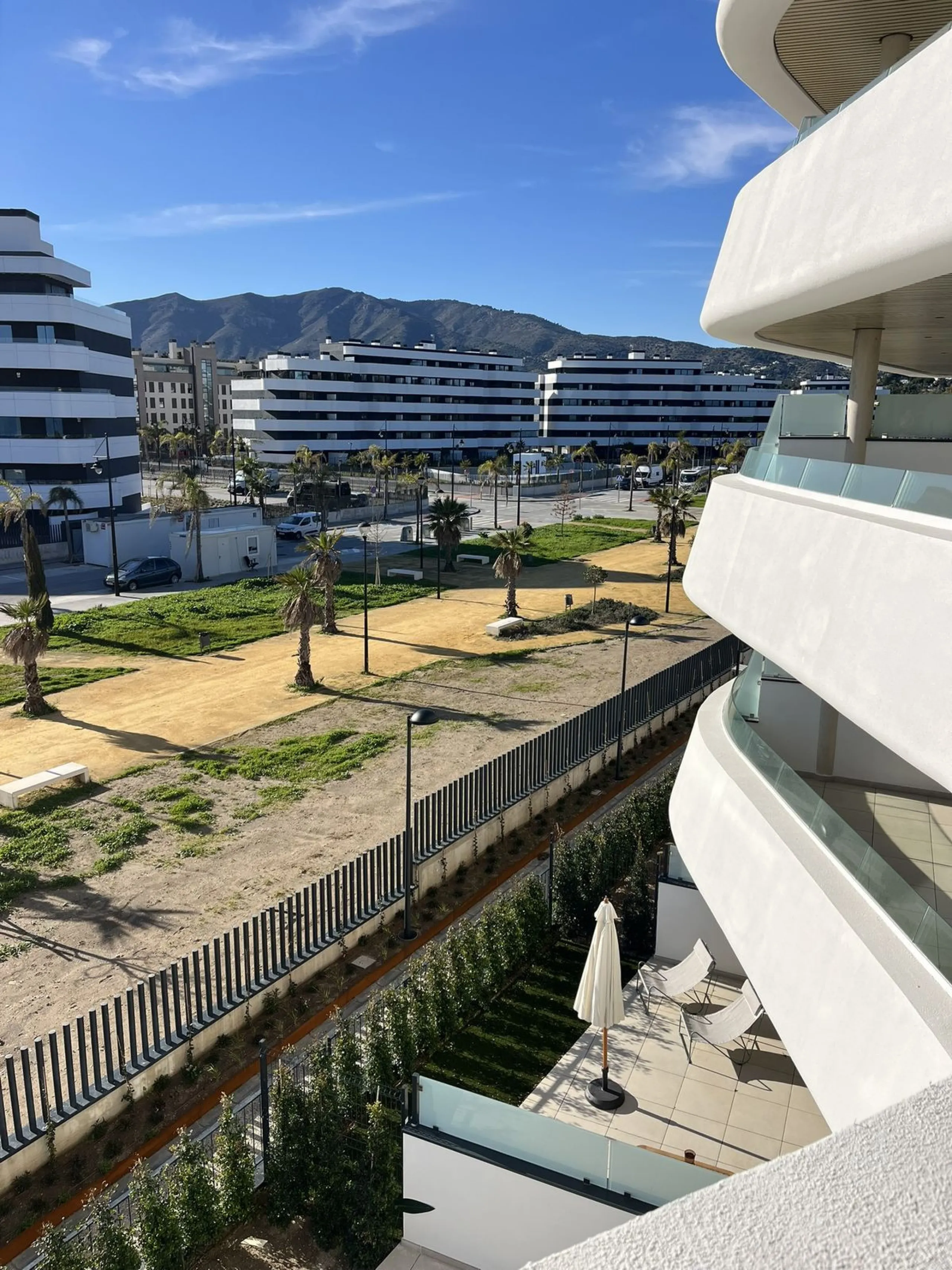 Living by the sea becomes a reality in this beautiful 3-bedroom apartment for sale facing the beach in Torremolinos (La Cizaña/Los Álamos). A unique enclave where daily life unfolds to the sound of the waves.