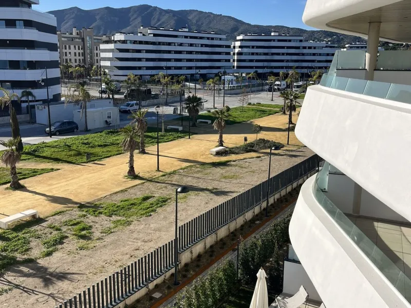 Living by the sea becomes a reality in this beautiful 3-bedroom apartment for sale facing the beach in Torremolinos (La Cizaña/Los Álamos). A unique enclave where daily life unfolds to the sound of the waves.