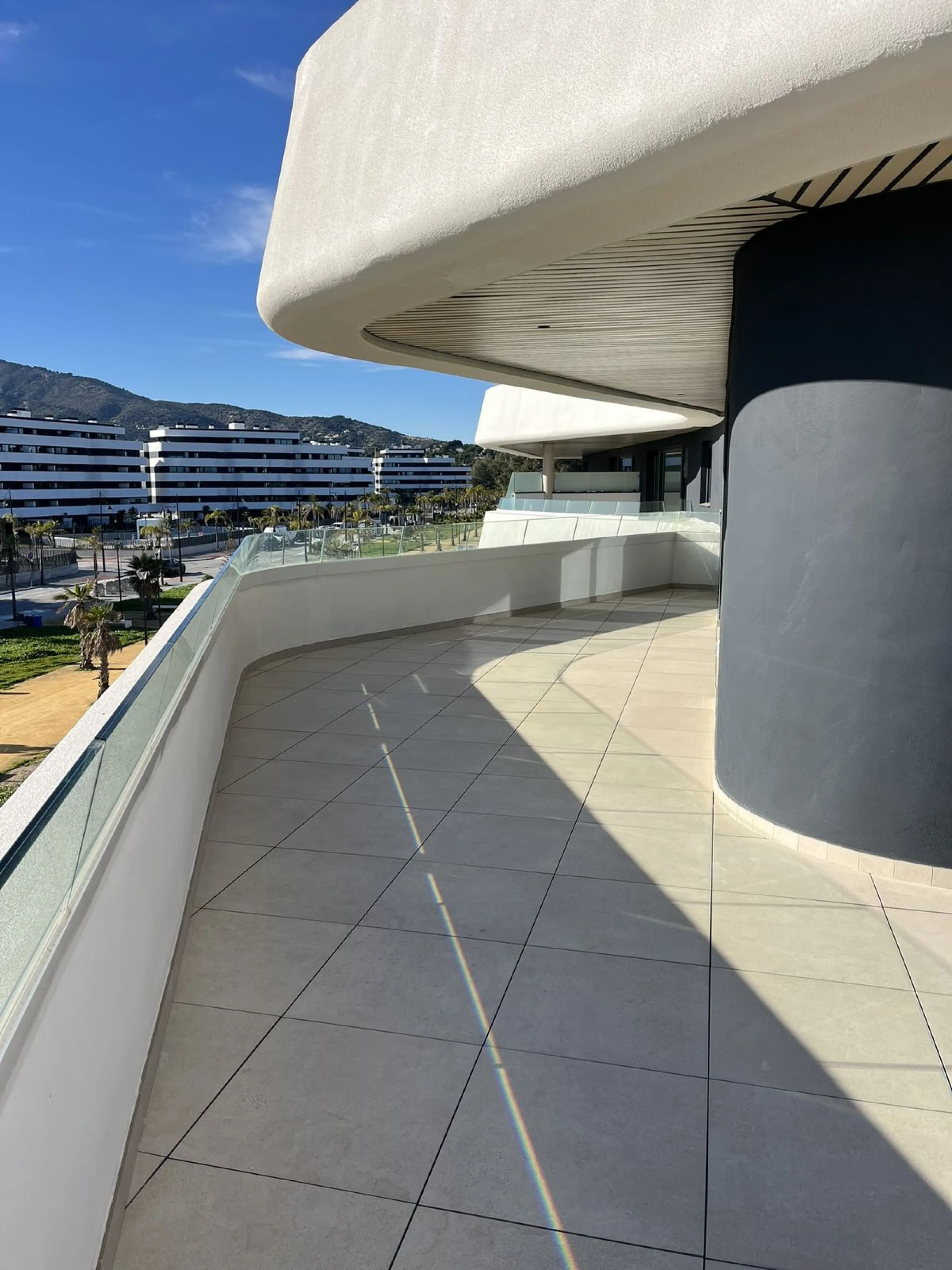 Living by the sea becomes a reality in this beautiful 3-bedroom apartment for sale facing the beach in Torremolinos (La Cizaña/Los Álamos). A unique enclave where daily life unfolds to the sound of the waves.