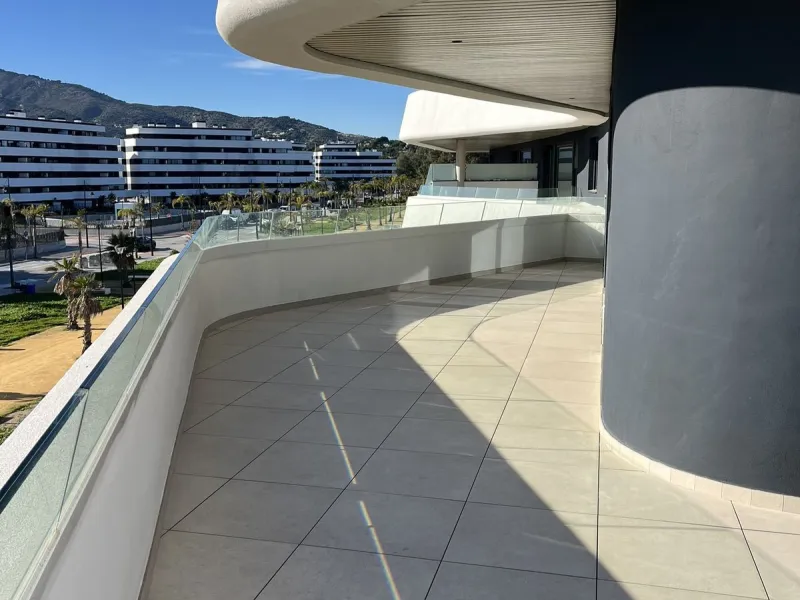 Living by the sea becomes a reality in this beautiful 3-bedroom apartment for sale facing the beach in Torremolinos (La Cizaña/Los Álamos). A unique enclave where daily life unfolds to the sound of the waves.