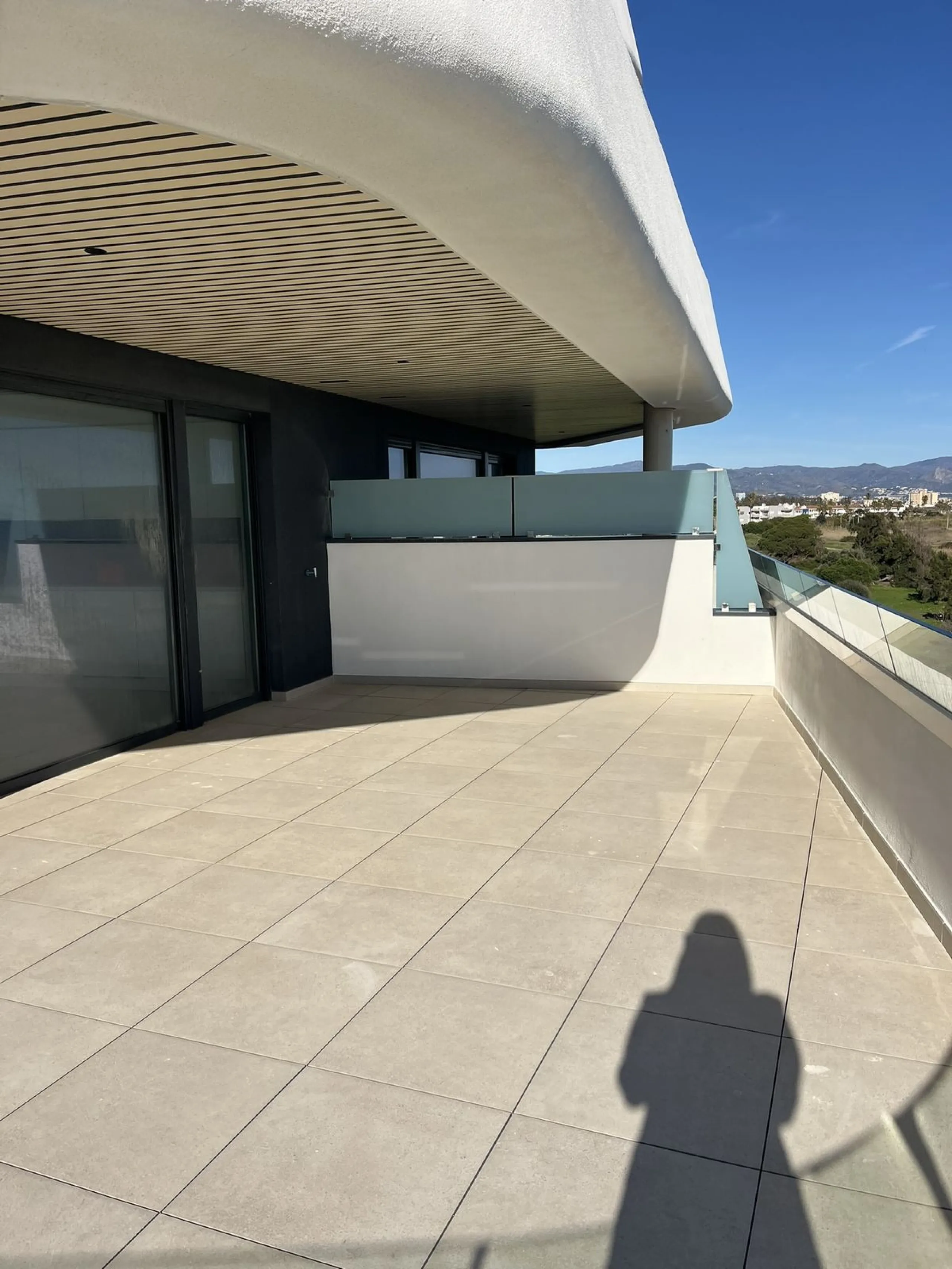 Living by the sea becomes a reality in this beautiful 3-bedroom apartment for sale facing the beach in Torremolinos (La Cizaña/Los Álamos). A unique enclave where daily life unfolds to the sound of the waves.