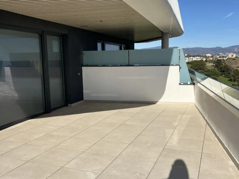 Living by the sea becomes a reality in this beautiful 3-bedroom apartment for sale facing the beach in Torremolinos (La Cizaña/Los Álamos). A unique enclave where daily life unfolds to the sound of the waves.