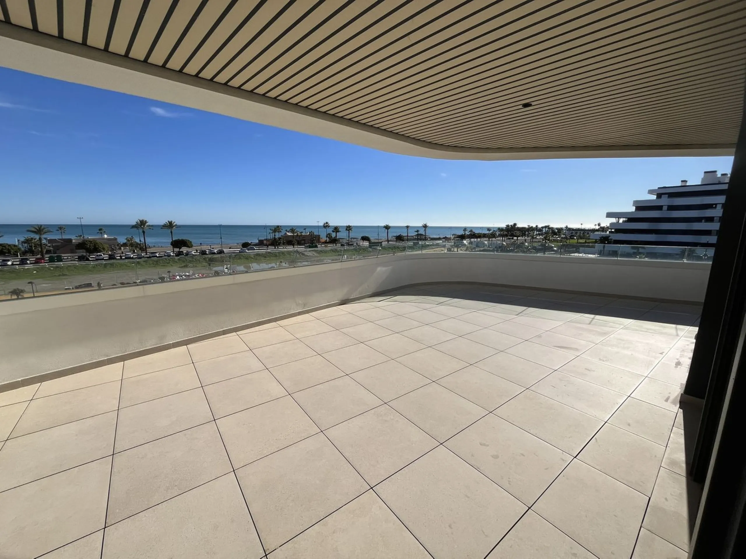 Living by the sea becomes a reality in this beautiful 3-bedroom apartment for sale facing the beach in Torremolinos (La Cizaña/Los Álamos). A unique enclave where daily life unfolds to the sound of the waves.