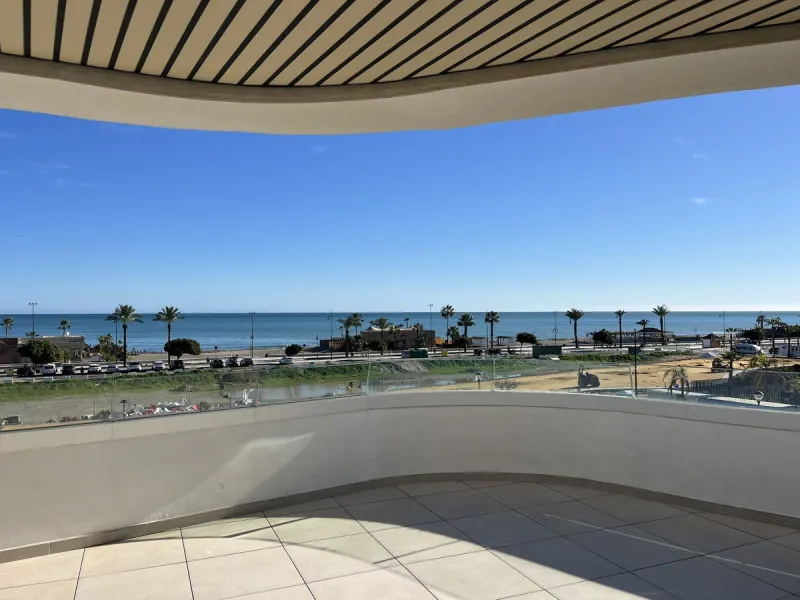 Living by the sea becomes a reality in this beautiful 3-bedroom apartment for sale facing the beach in Torremolinos (La Cizaña/Los Álamos). A unique enclave where daily life unfolds to the sound of the waves.