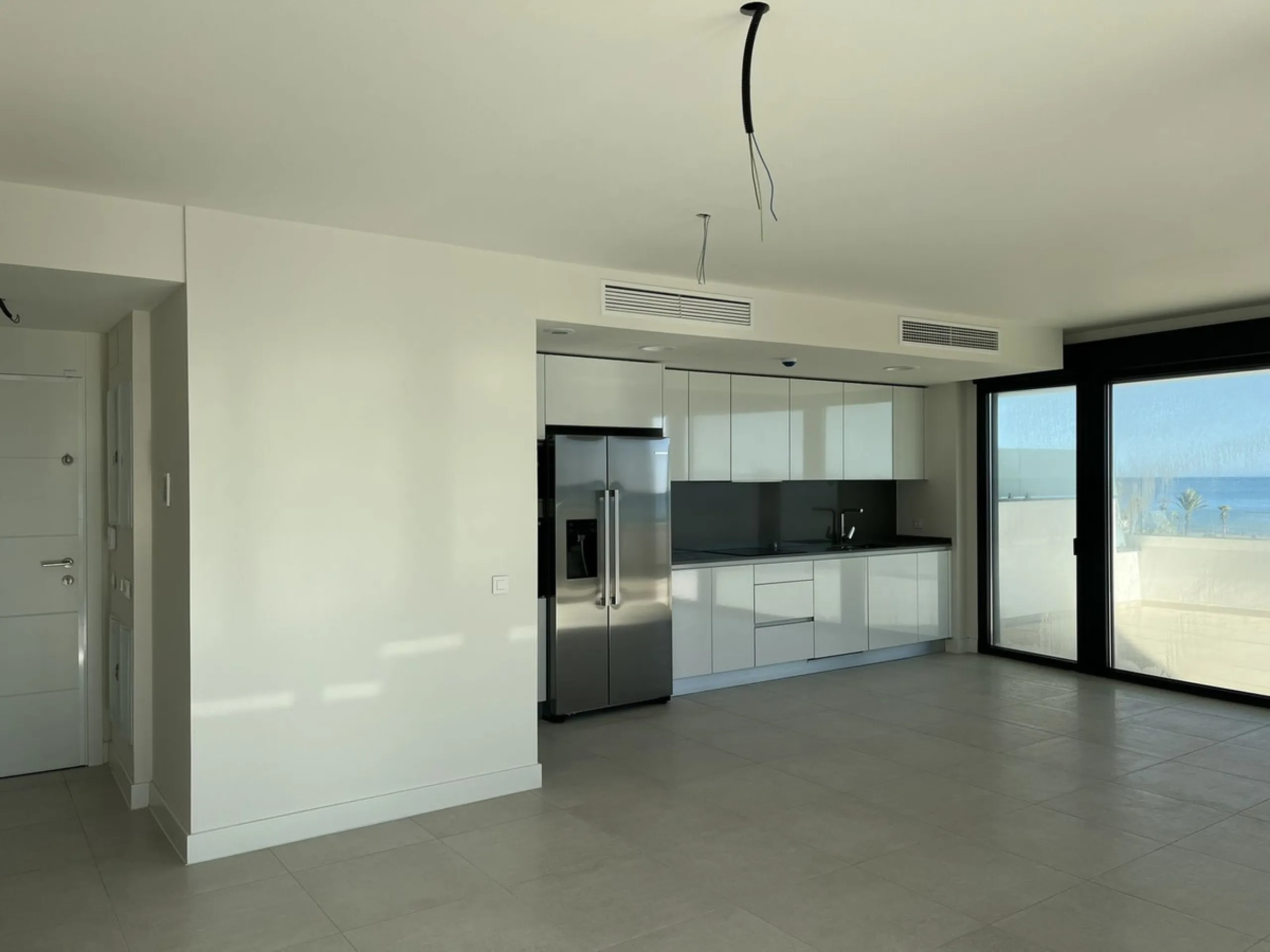 Living by the sea becomes a reality in this beautiful 3-bedroom apartment for sale facing the beach in Torremolinos (La Cizaña/Los Álamos). A unique enclave where daily life unfolds to the sound of the waves.