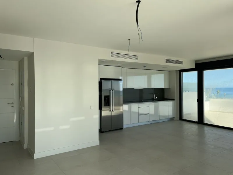 Living by the sea becomes a reality in this beautiful 3-bedroom apartment for sale facing the beach in Torremolinos (La Cizaña/Los Álamos). A unique enclave where daily life unfolds to the sound of the waves.