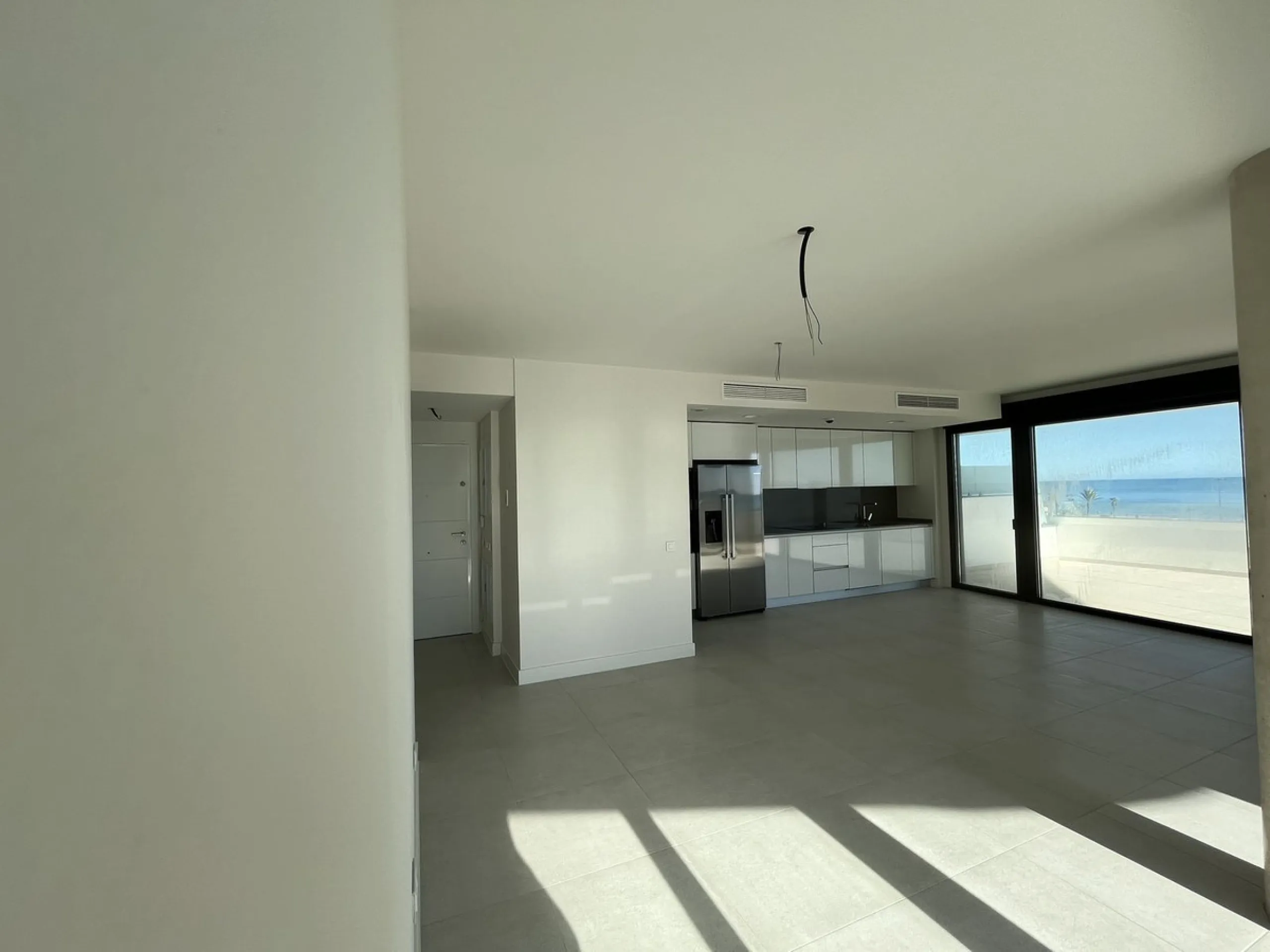 Living by the sea becomes a reality in this beautiful 3-bedroom apartment for sale facing the beach in Torremolinos (La Cizaña/Los Álamos). A unique enclave where daily life unfolds to the sound of the waves.