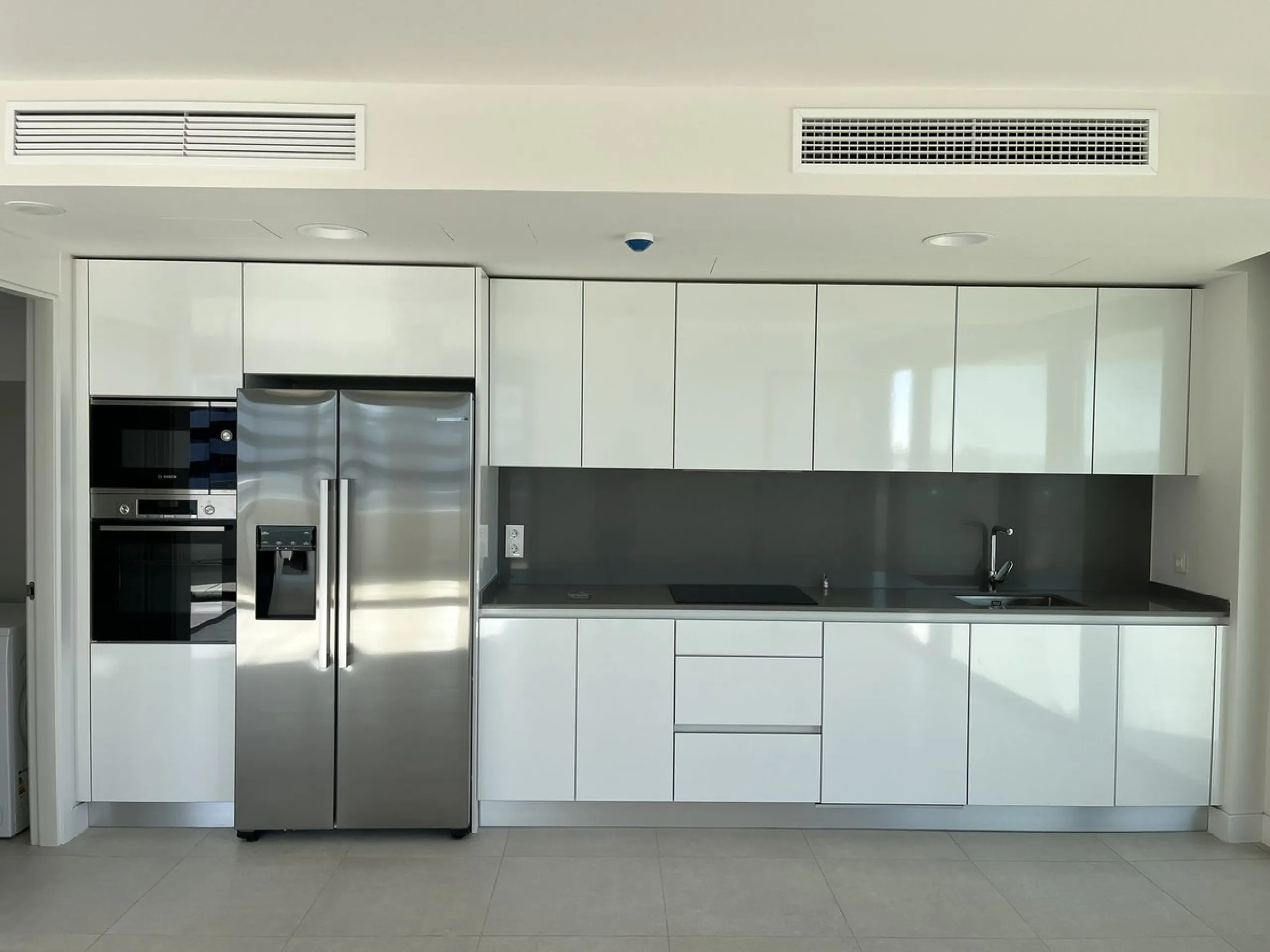 Living by the sea becomes a reality in this beautiful 3-bedroom apartment for sale facing the beach in Torremolinos (La Cizaña/Los Álamos). A unique enclave where daily life unfolds to the sound of the waves.