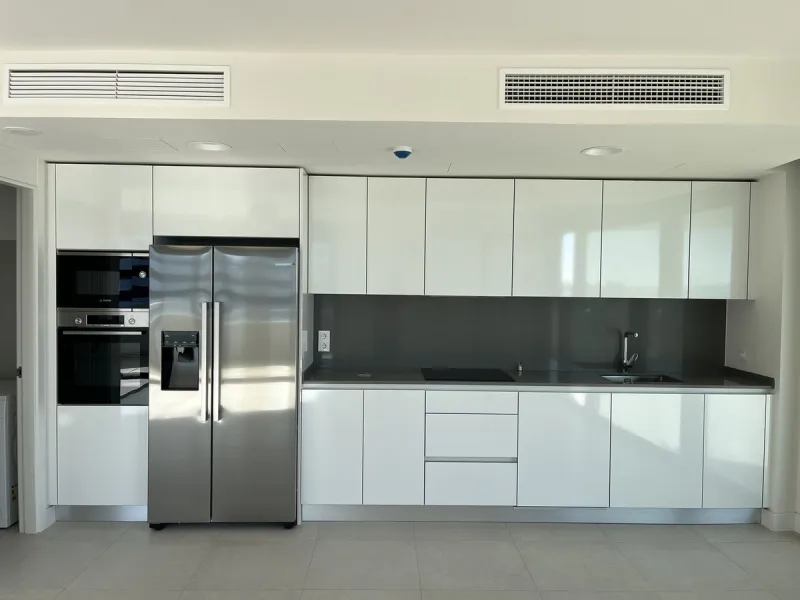 Living by the sea becomes a reality in this beautiful 3-bedroom apartment for sale facing the beach in Torremolinos (La Cizaña/Los Álamos). A unique enclave where daily life unfolds to the sound of the waves.