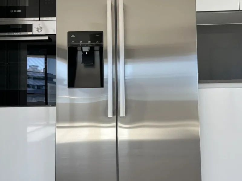 Living by the sea becomes a reality in this beautiful 3-bedroom apartment for sale facing the beach in Torremolinos (La Cizaña/Los Álamos). A unique enclave where daily life unfolds to the sound of the waves.
