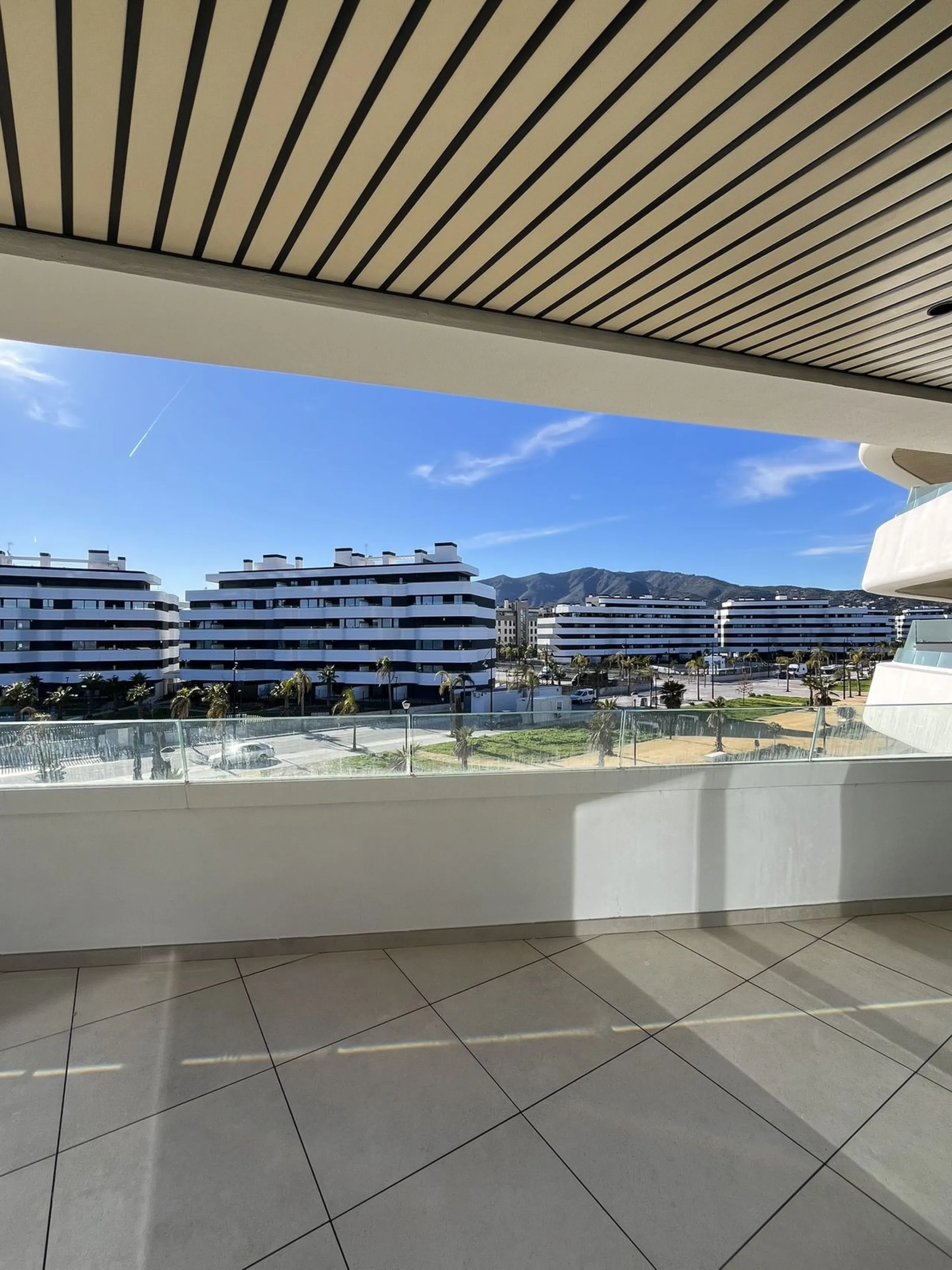 Living by the sea becomes a reality in this beautiful 3-bedroom apartment for sale facing the beach in Torremolinos (La Cizaña/Los Álamos). A unique enclave where daily life unfolds to the sound of the waves.